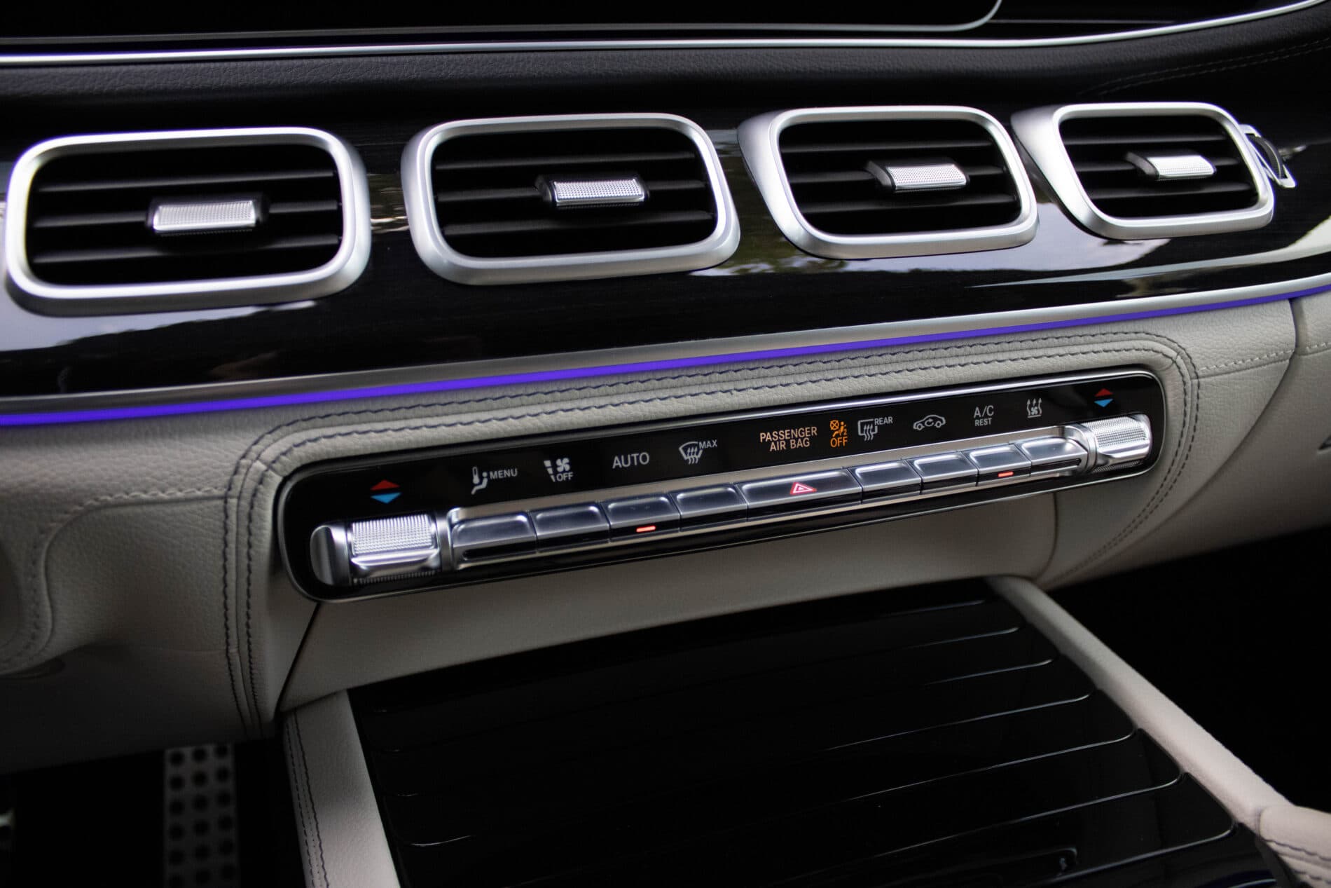 2023 Mercedes-Benz GLS 400d, čierna suv, 40 535 km