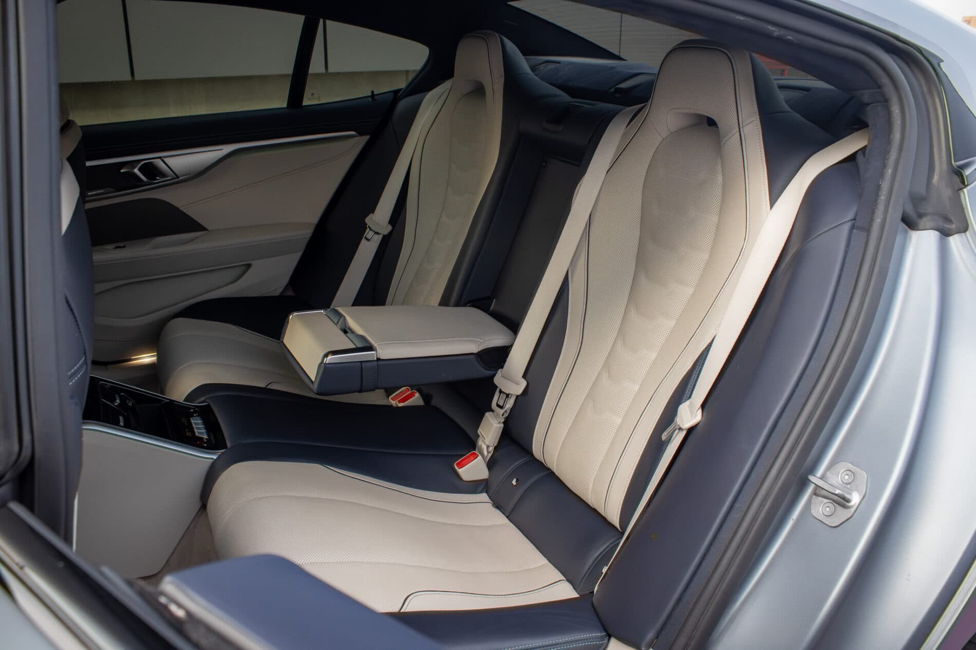2021 BMW M850i, sivá kupé, 213 085 km