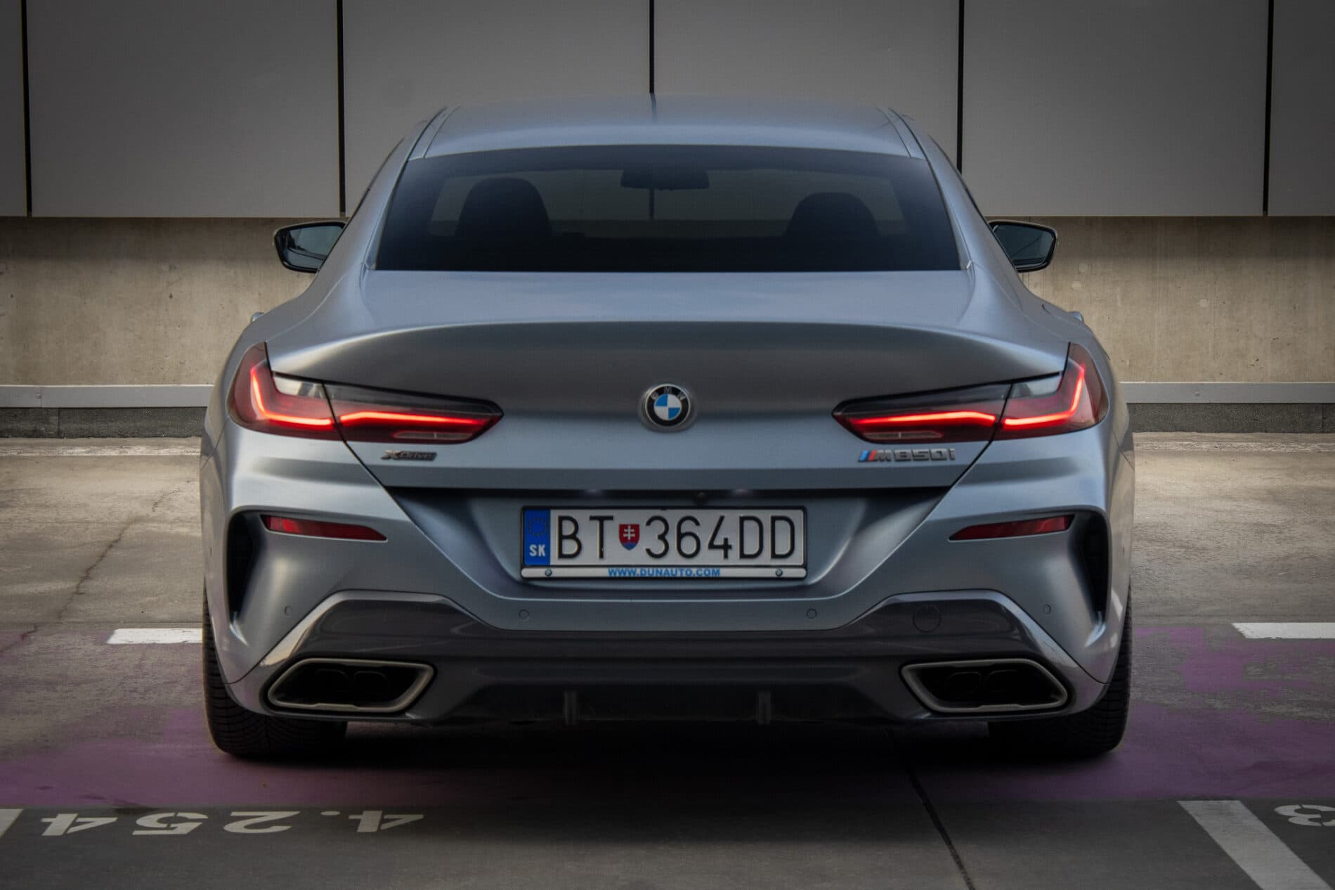 2021 BMW M850i, sivá kupé, 213 085 km