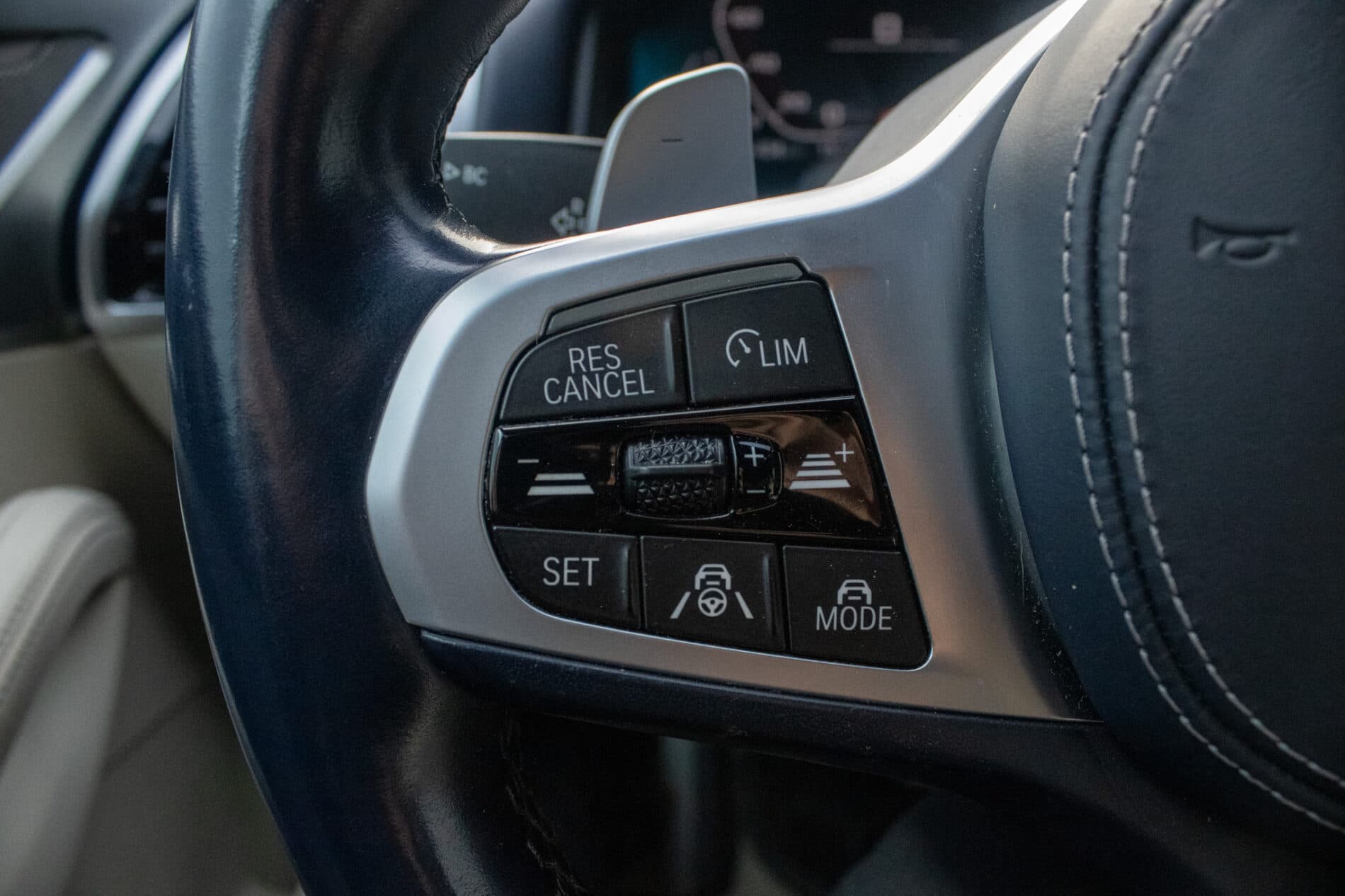 2021 BMW M850i, sivá kupé, 213 085 km