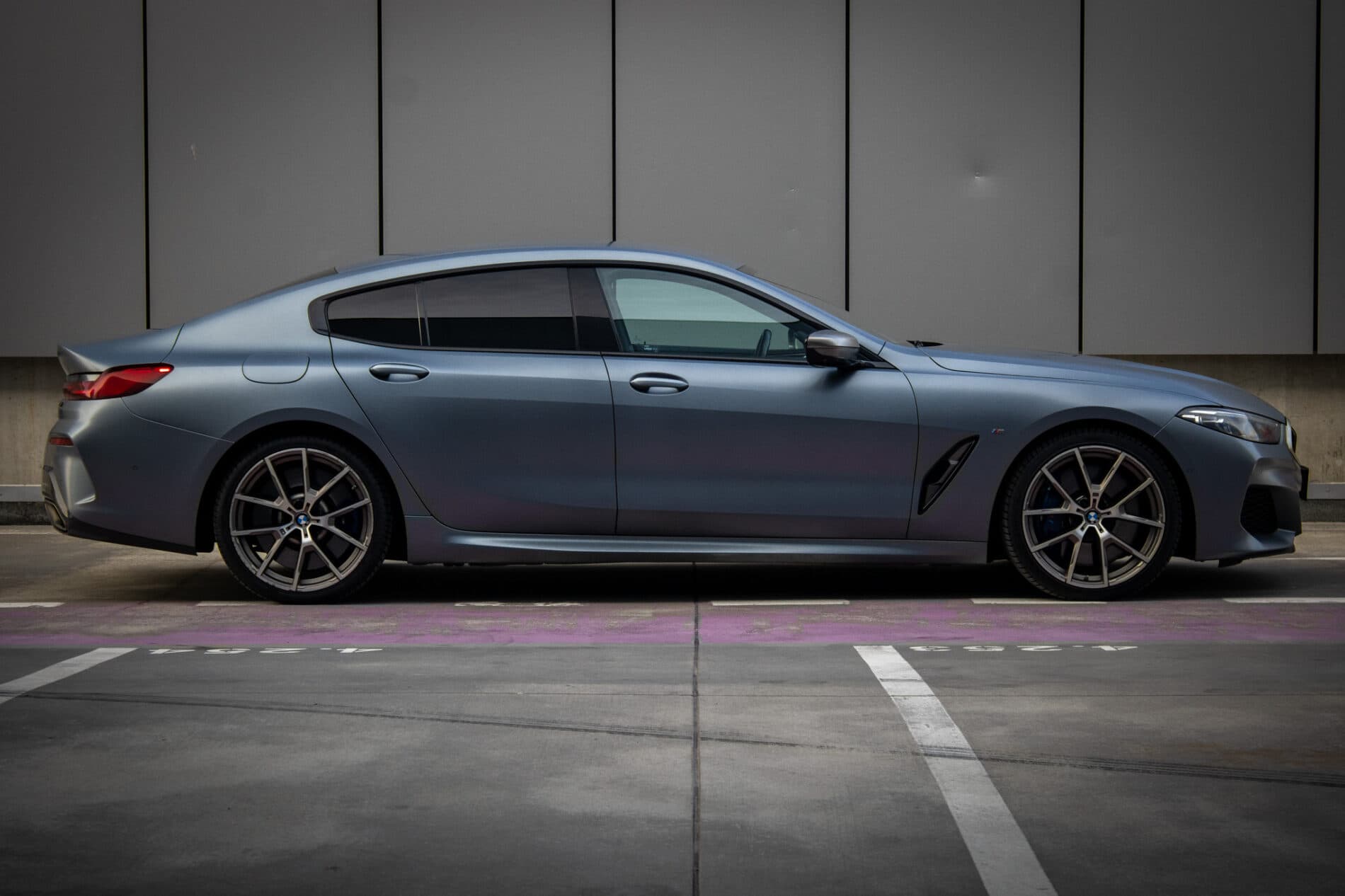 2021 BMW M850i, sivá kupé, 213 085 km
