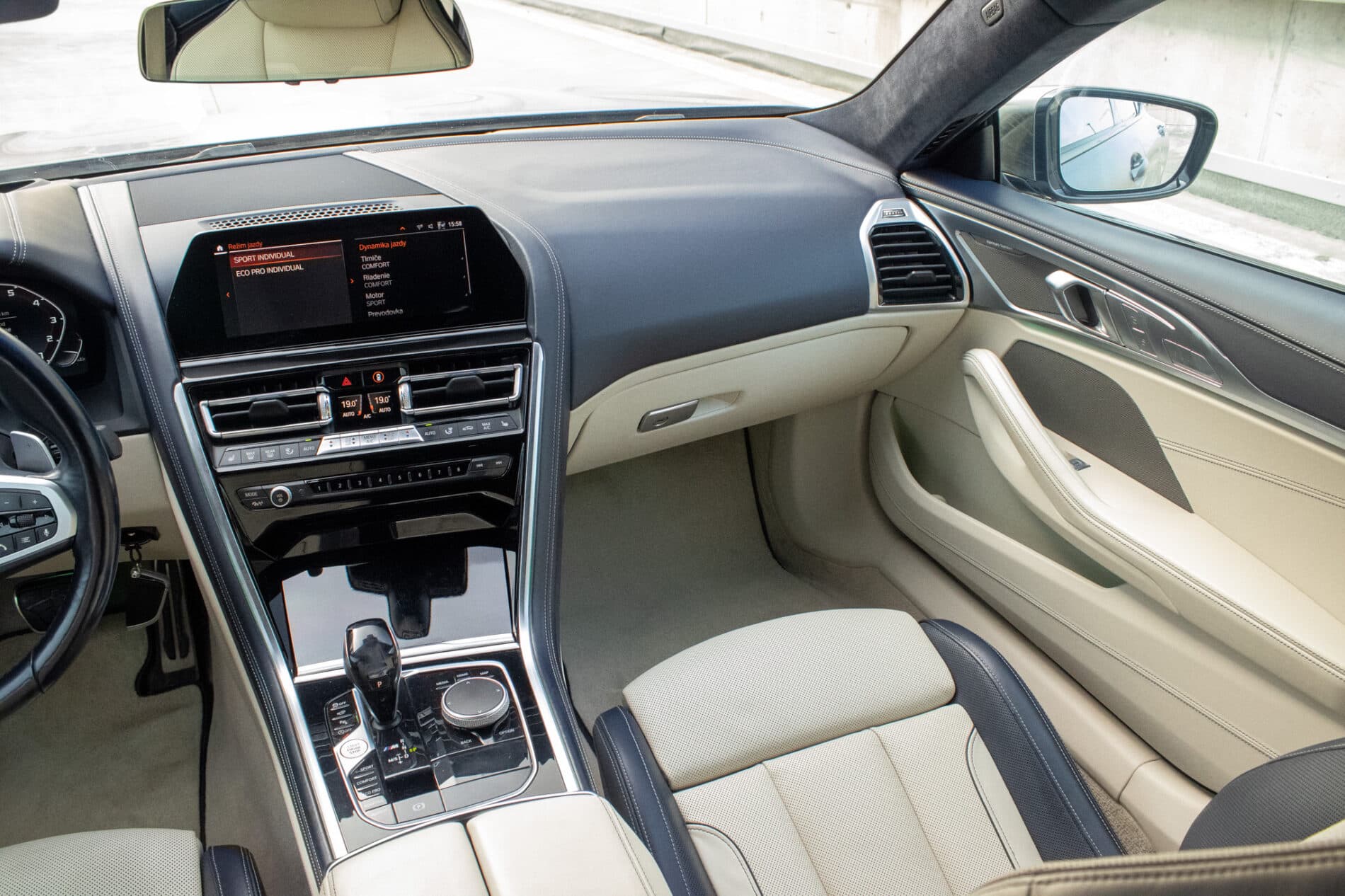 2021 BMW M850i, sivá kupé, 213 085 km