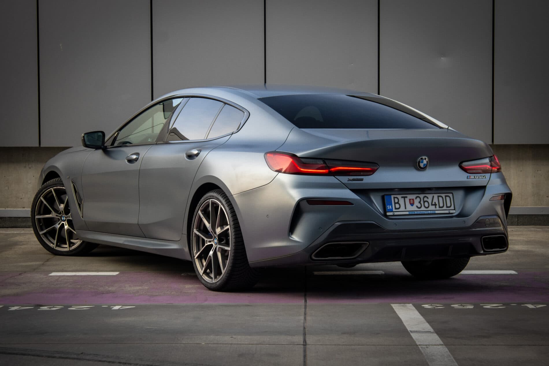 2021 BMW M850i, sivá kupé, 213 085 km