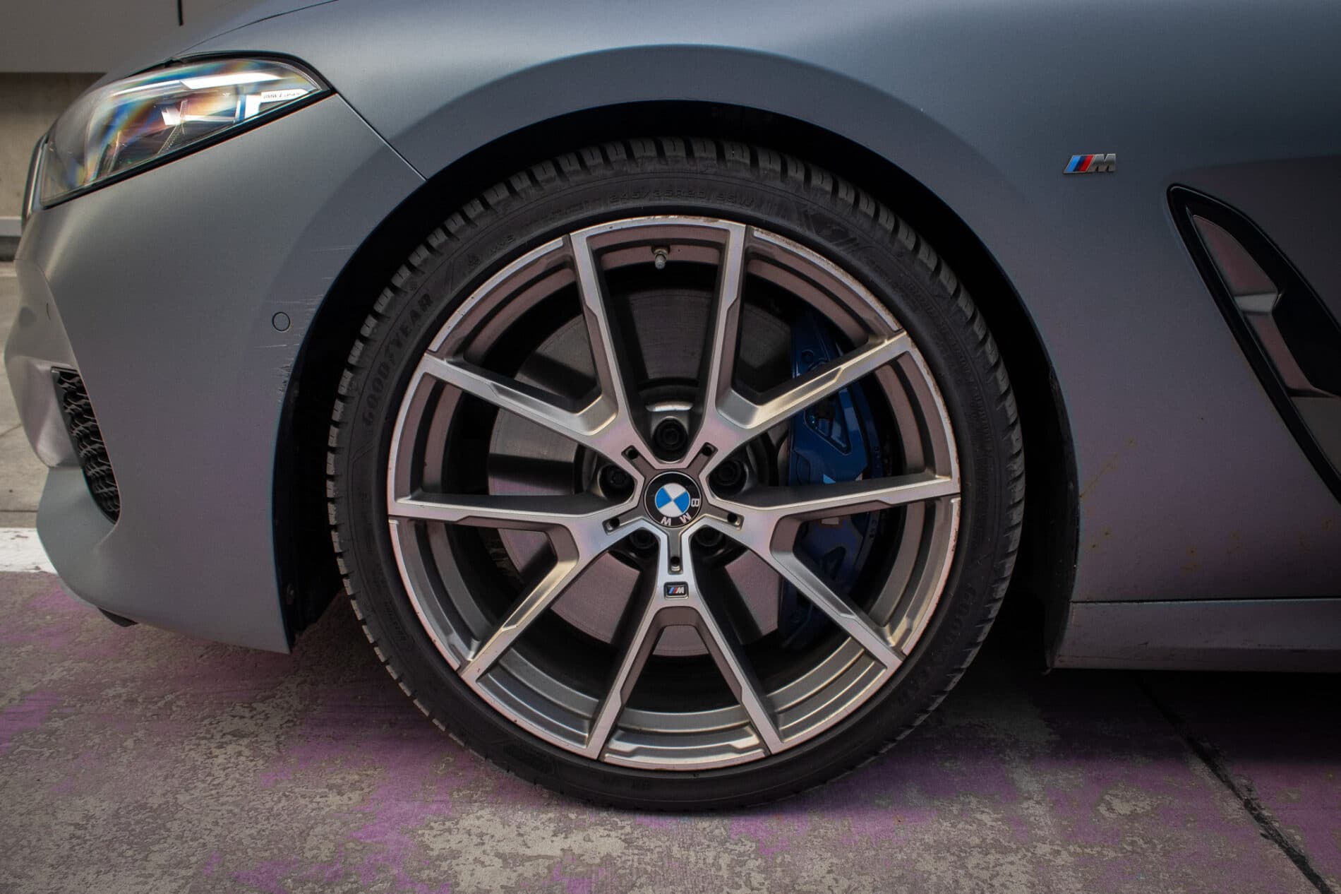 2021 BMW M850i, sivá kupé, 213 085 km