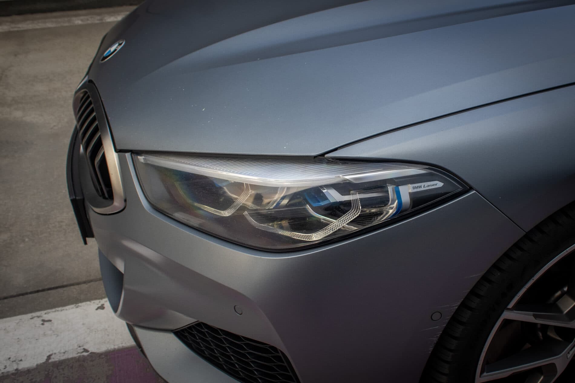 2021 BMW M850i, sivá kupé, 213 085 km