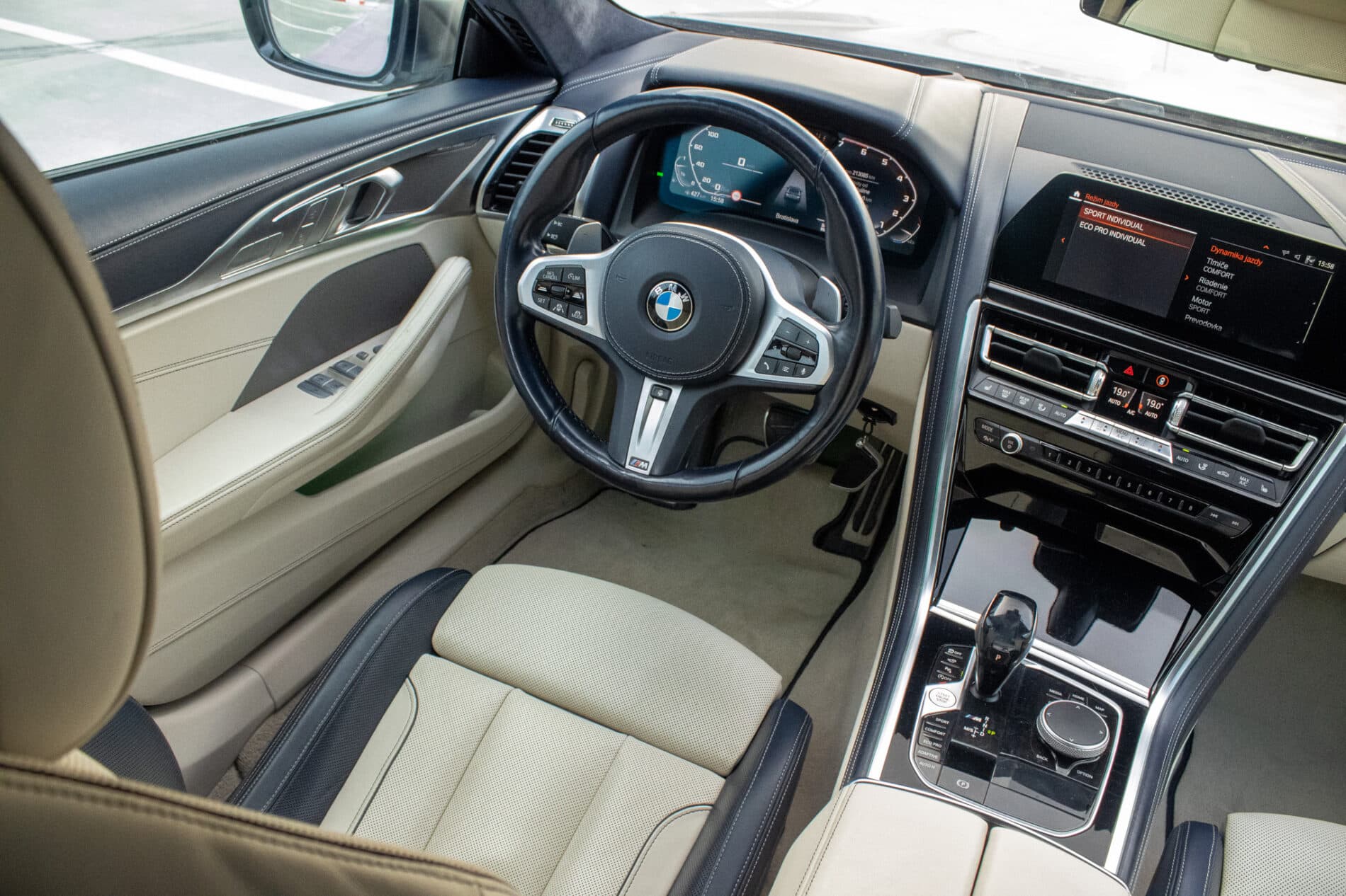 2021 BMW M850i, sivá kupé, 213 085 km