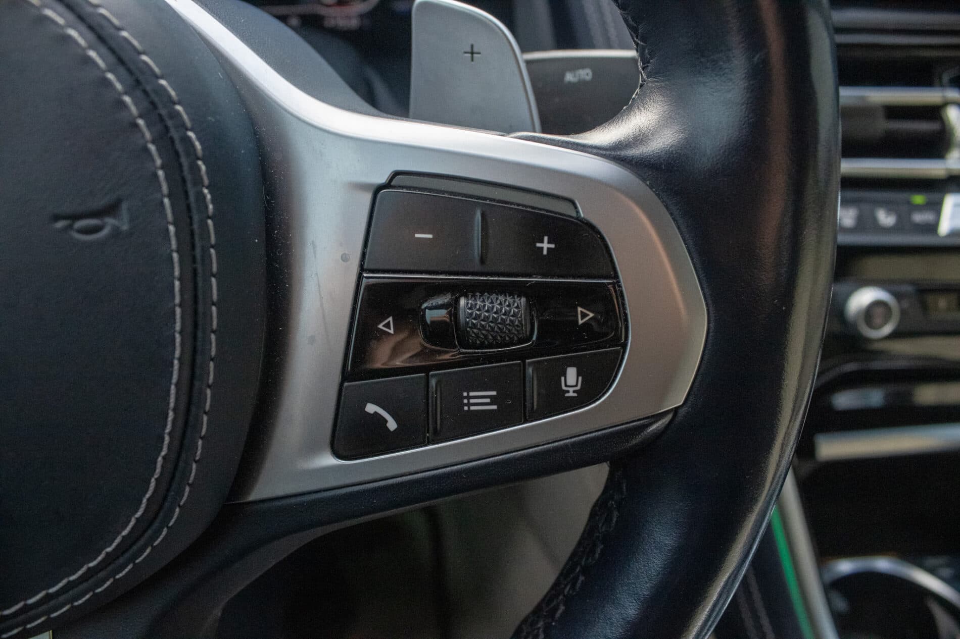 2021 BMW M850i, sivá kupé, 213 085 km
