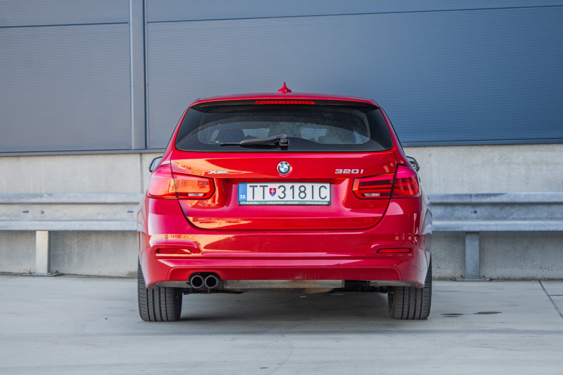 2016 BMW 320i, červená kombi, 285 295 km