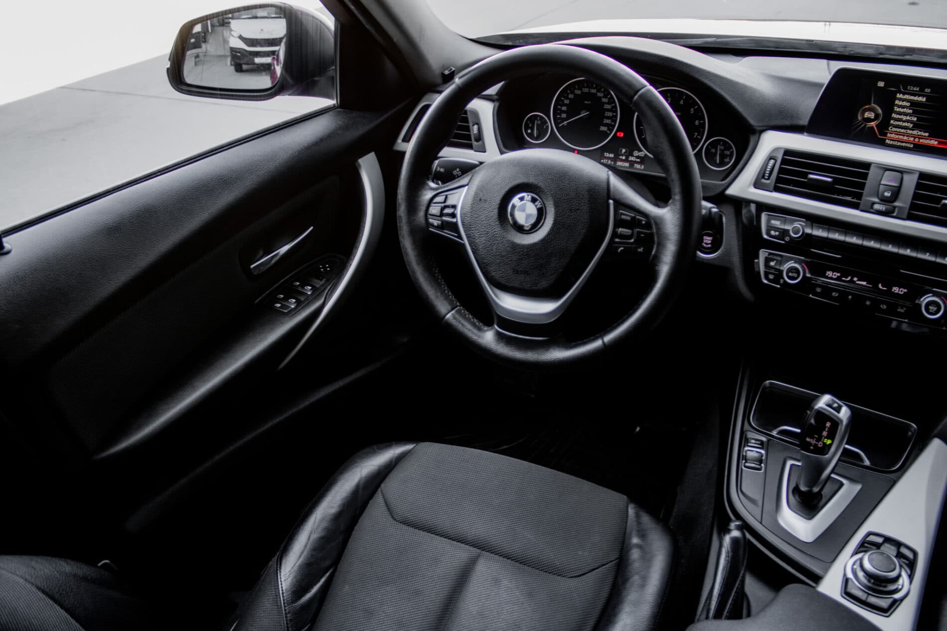 2016 BMW 320i, červená kombi, 285 295 km