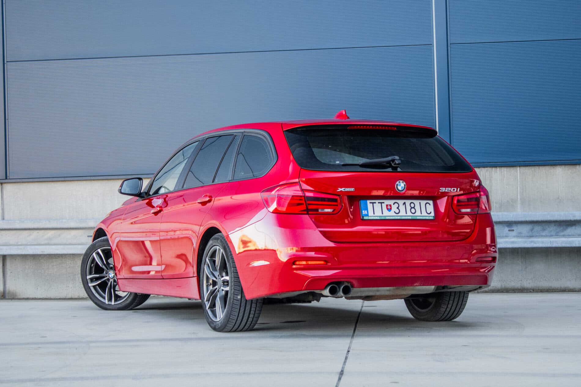 2016 BMW 320i, červená kombi, 285 295 km