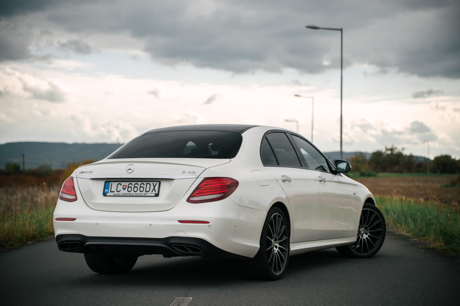 2017 Mercedes-Benz E 43 AMG, biela sedan, 148 749 km