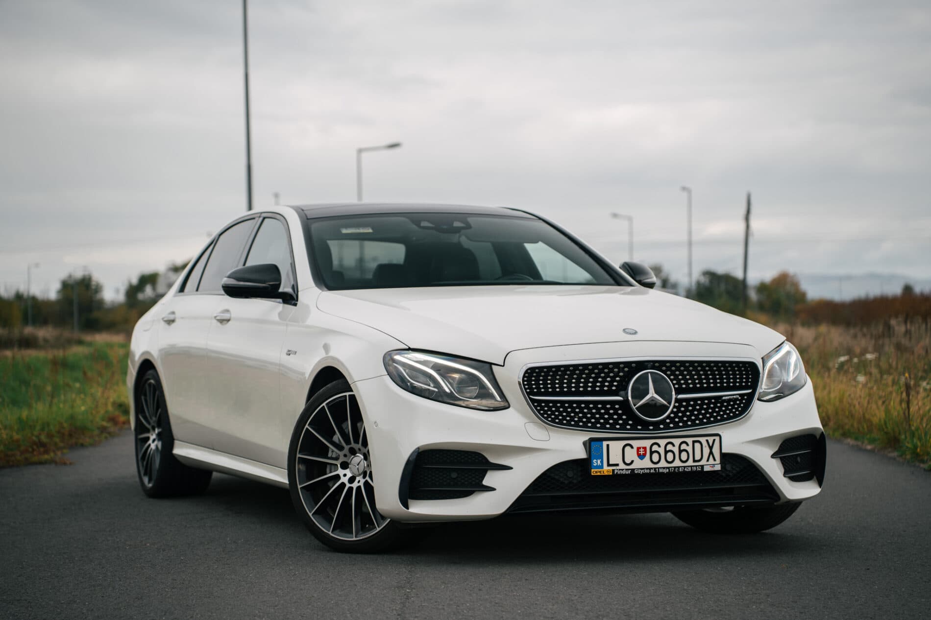 2017 Mercedes-Benz E 43 AMG, biela sedan, 148 749 km