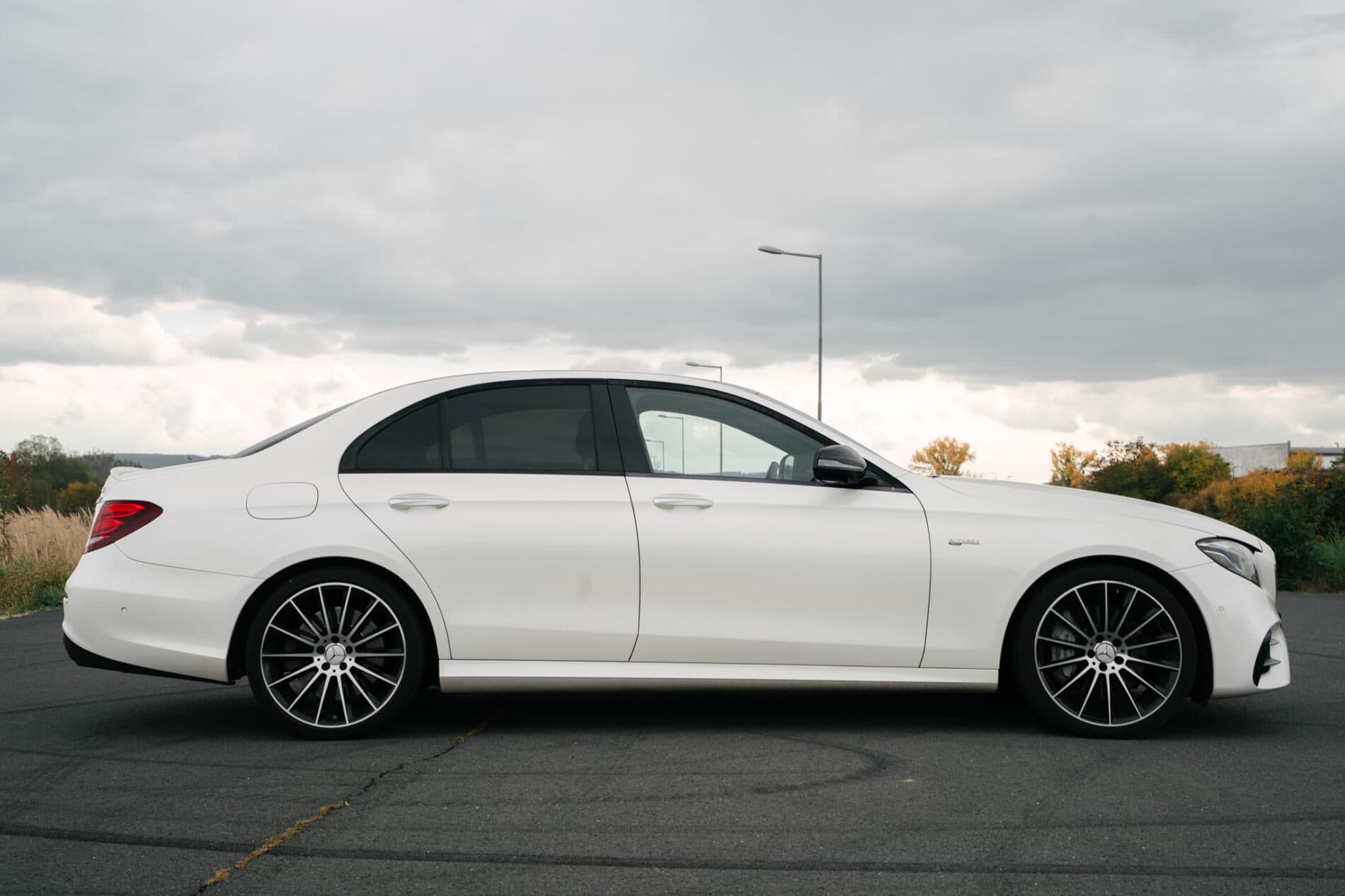 2017 Mercedes-Benz E 43 AMG, biela sedan, 148 749 km