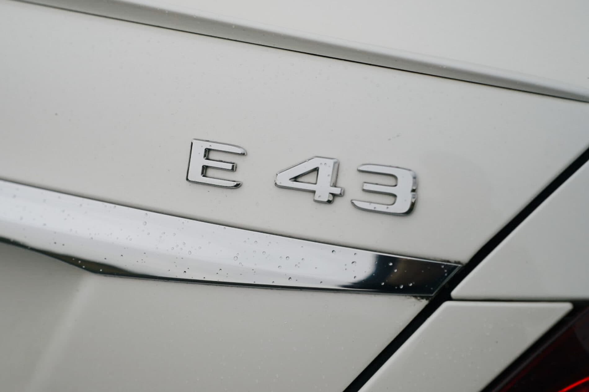 2017 Mercedes-Benz E 43 AMG, biela sedan, 148 749 km