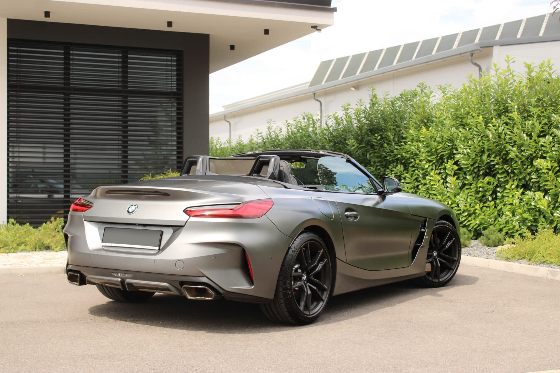 2024 BMW Z4 M40i, sivá kabriolet, 27 660 km