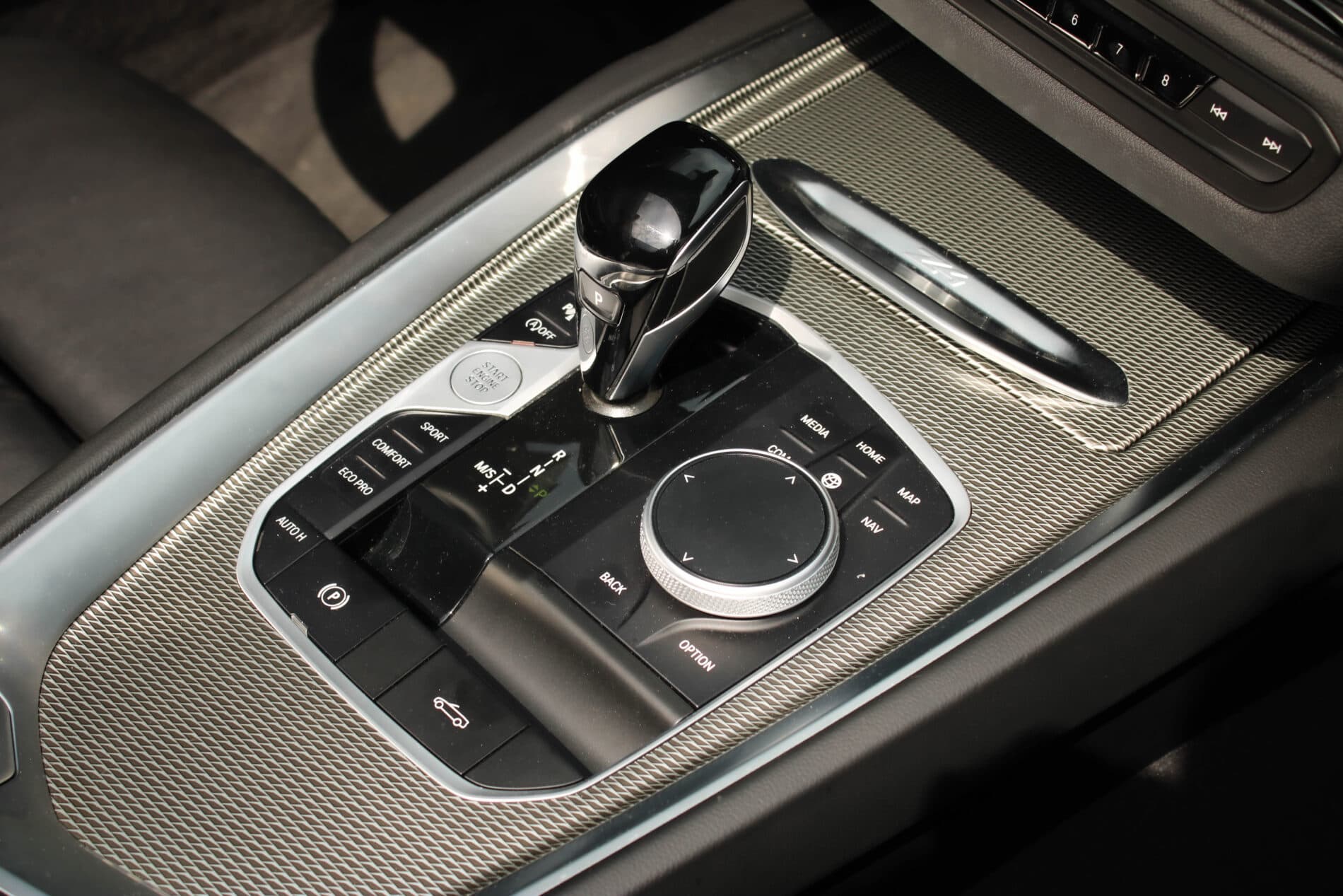 2024 BMW Z4 M40i, sivá kabriolet, 27 660 km