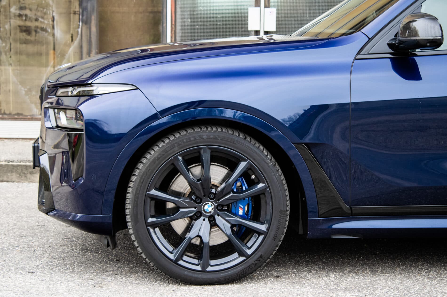 2024 BMW X7 M60i, modrá suv, 91 219 km