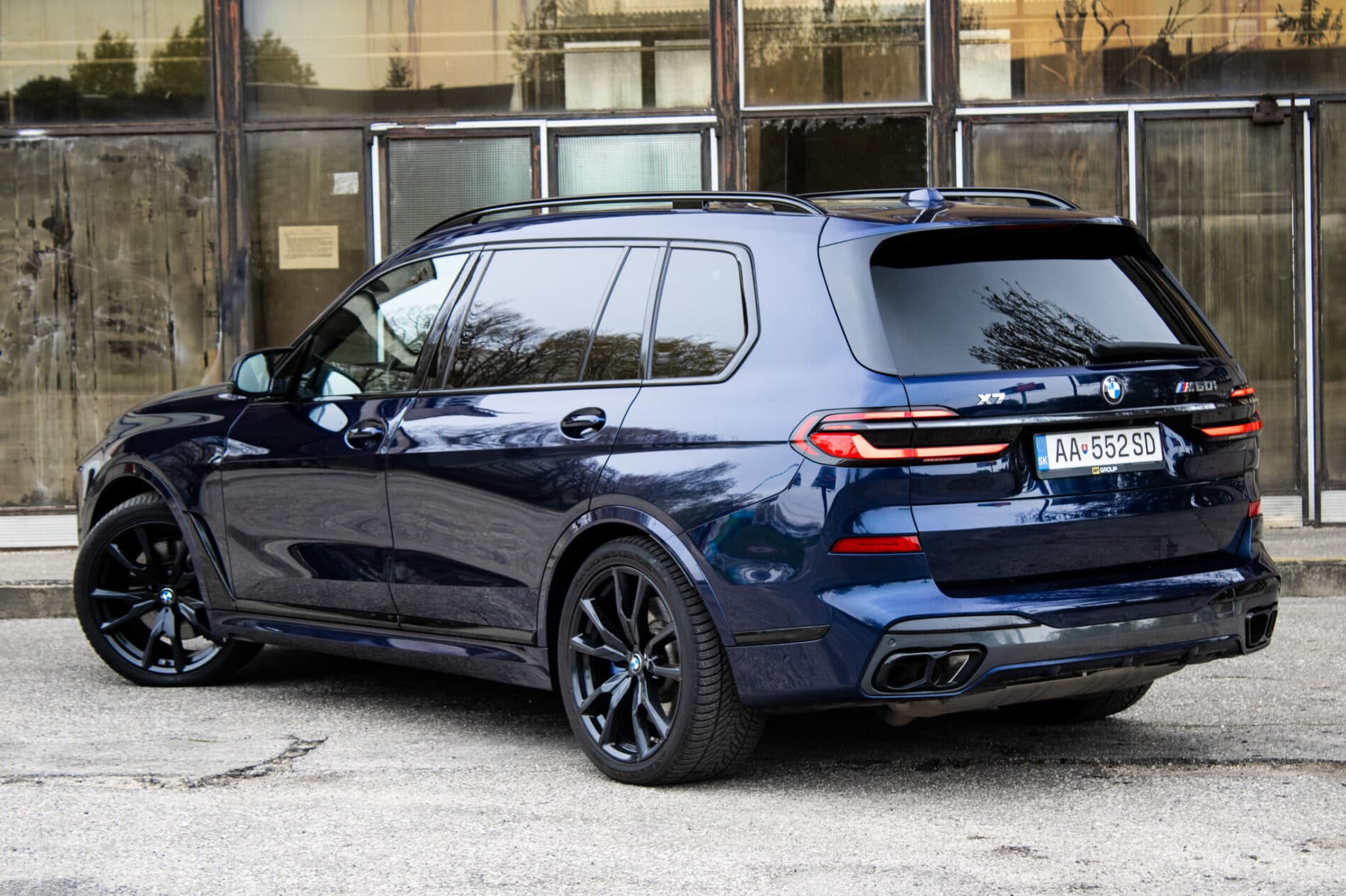2024 BMW X7 M60i, modrá suv, 91 219 km
