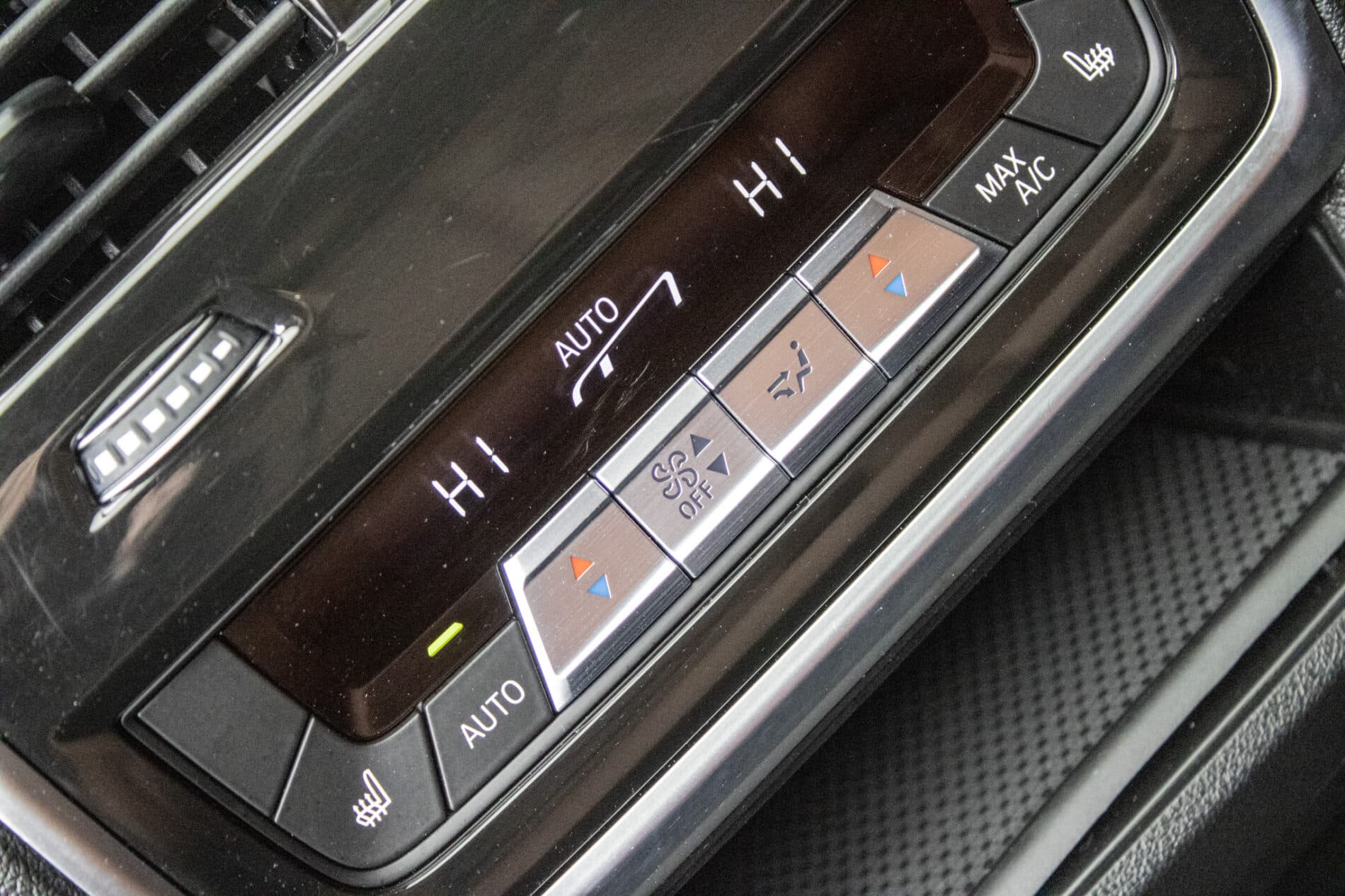 2024 BMW X7 M60i, modrá suv, 91 219 km
