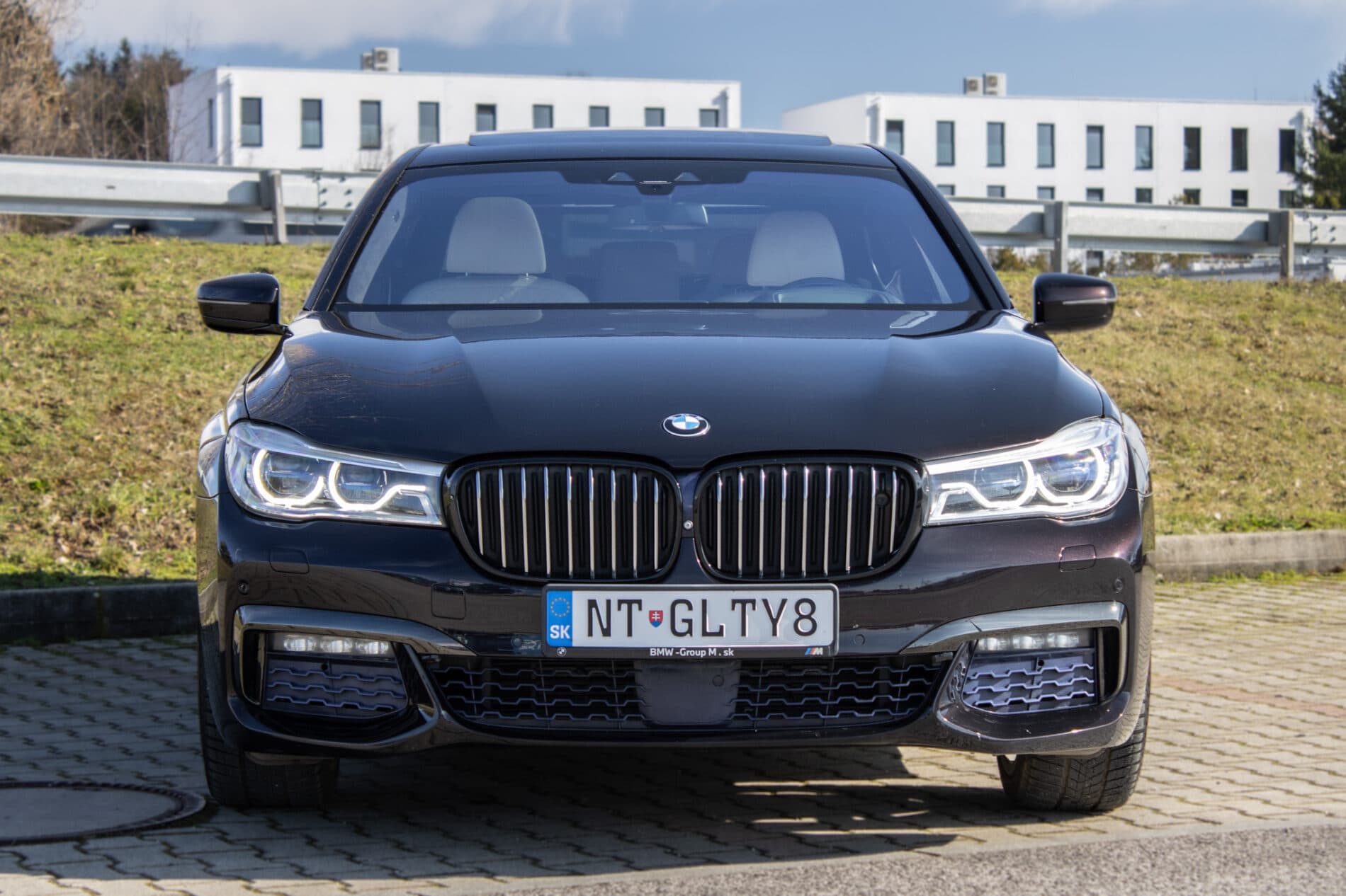 2017 BMW 740d, čierna sedan, 137 000 km