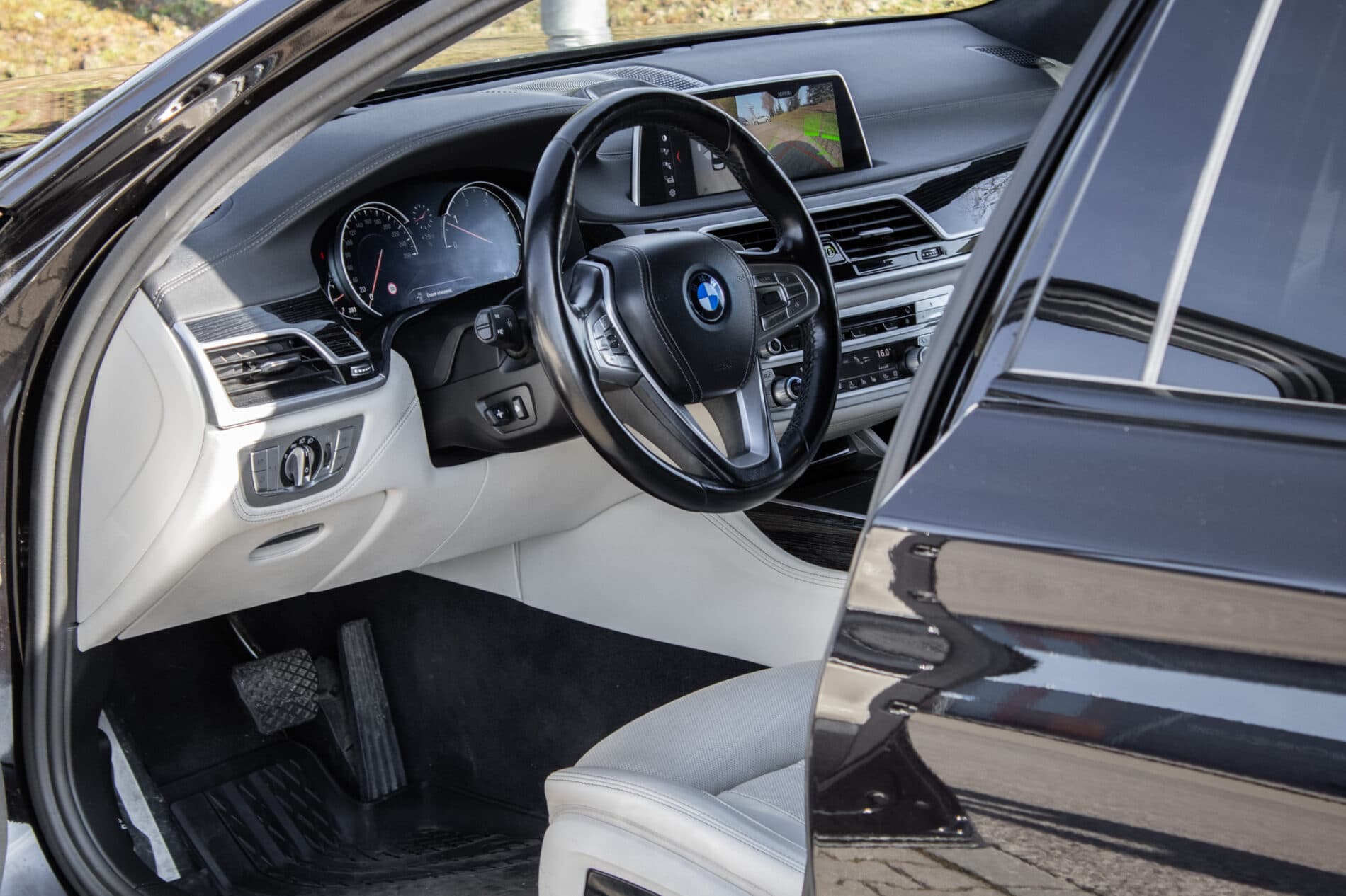 2017 BMW 740d, čierna sedan, 137 000 km