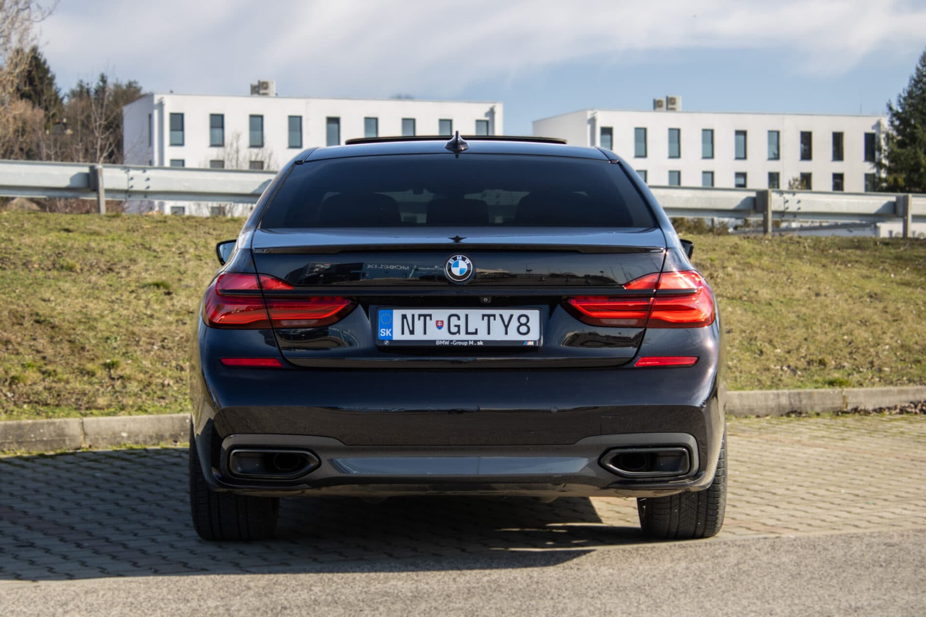 2017 BMW 740d, čierna sedan, 137 000 km