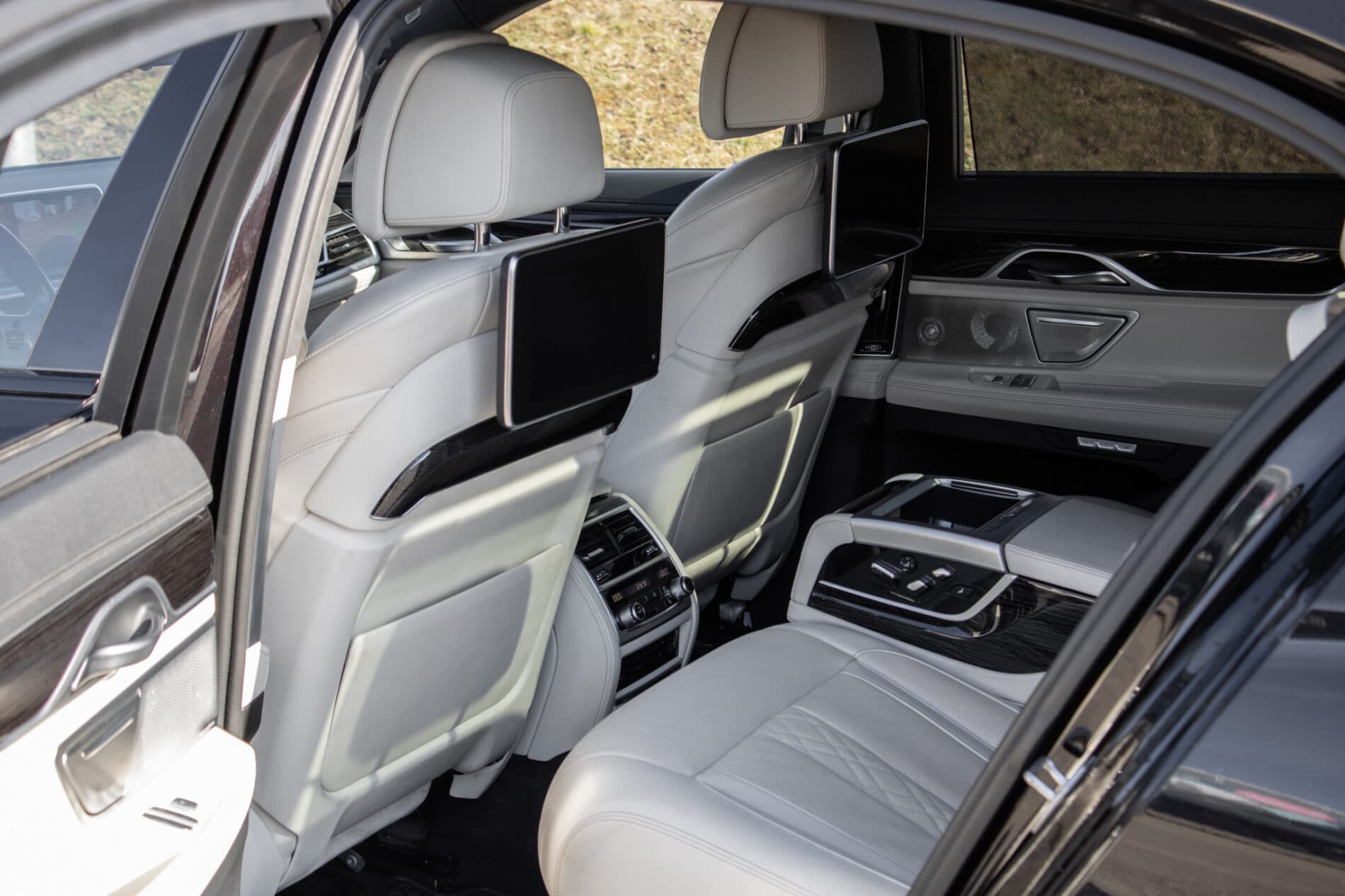 2017 BMW 740d, čierna sedan, 137 000 km