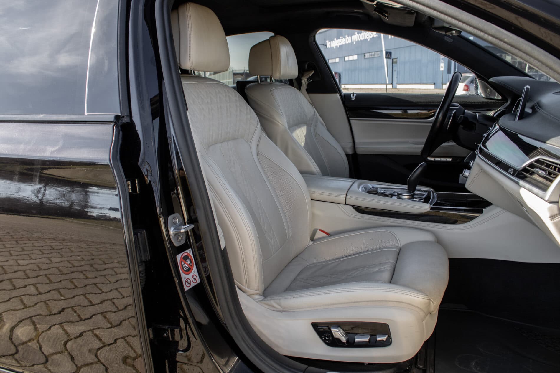 2017 BMW 740d, čierna sedan, 137 000 km