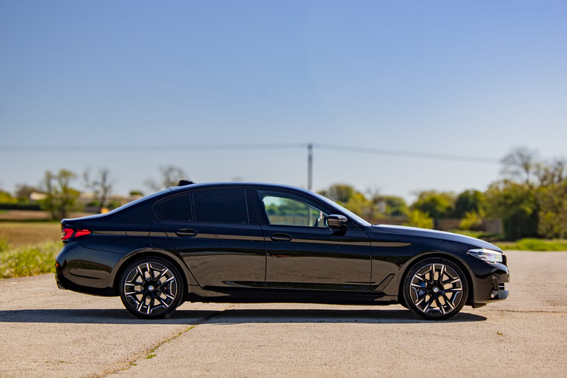 2022 BMW 540d, čierna sedan, 145 997 km