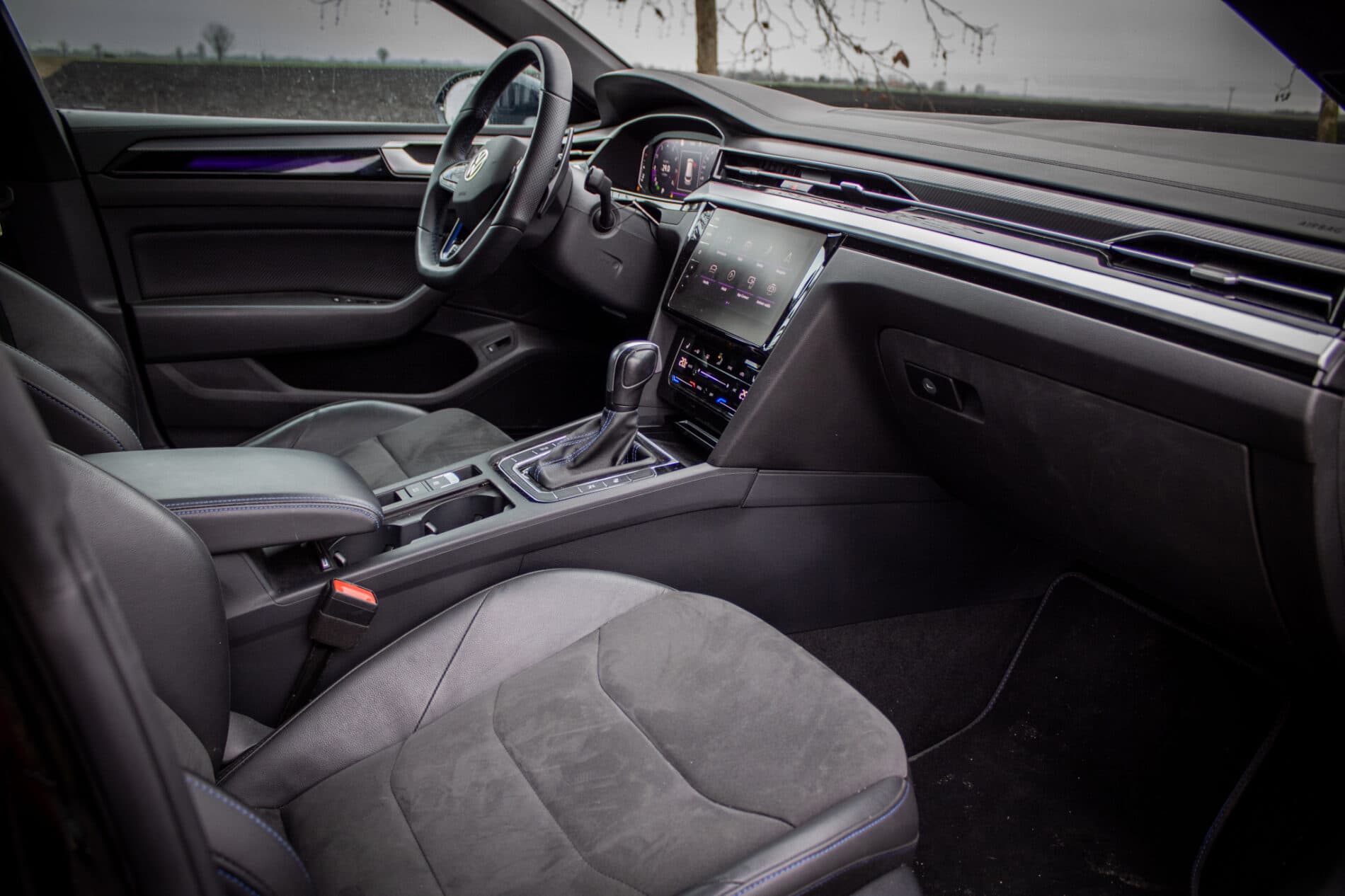 2022 Volkswagen Arteon R, čierna kombi, 40 950 km