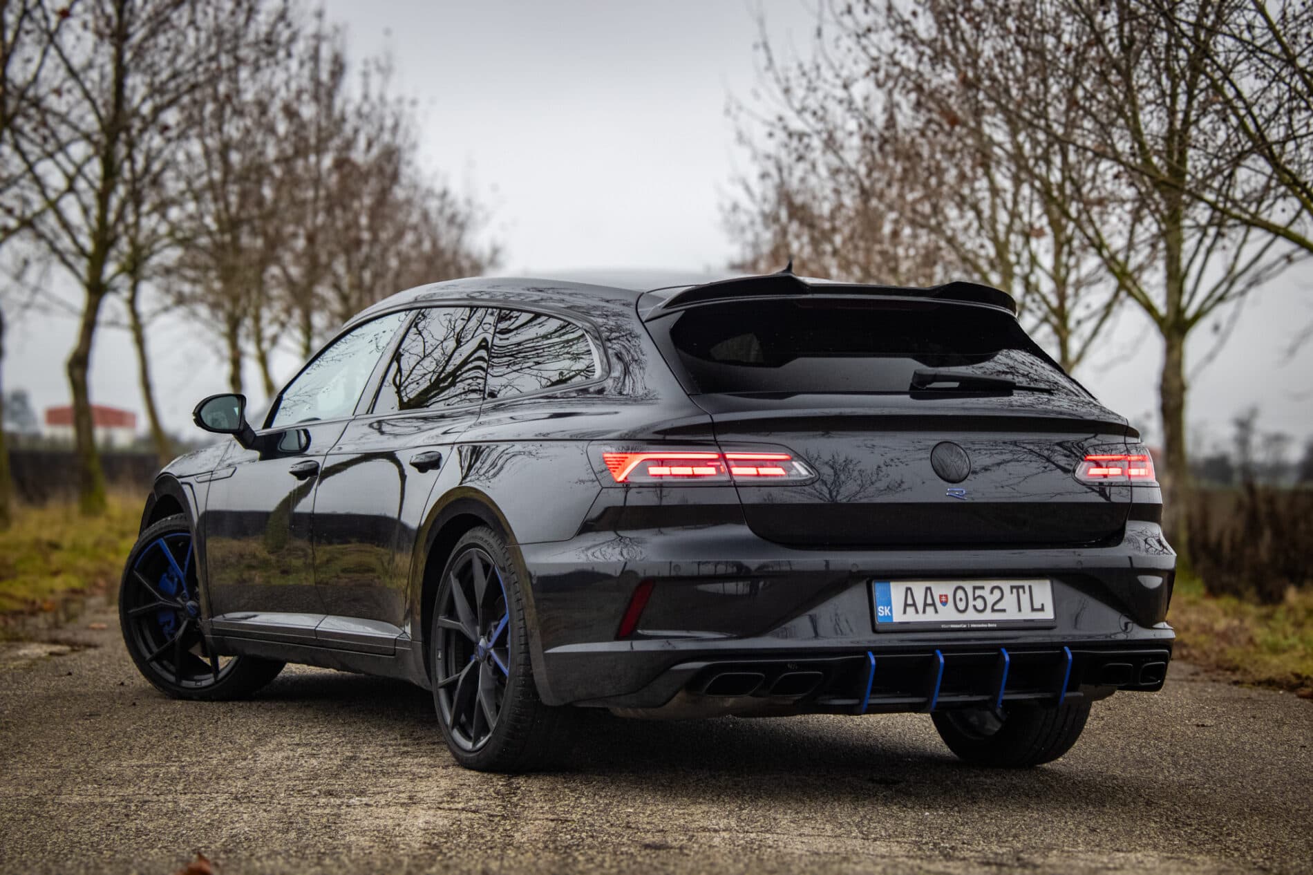 2022 Volkswagen Arteon R, čierna kombi, 40 950 km
