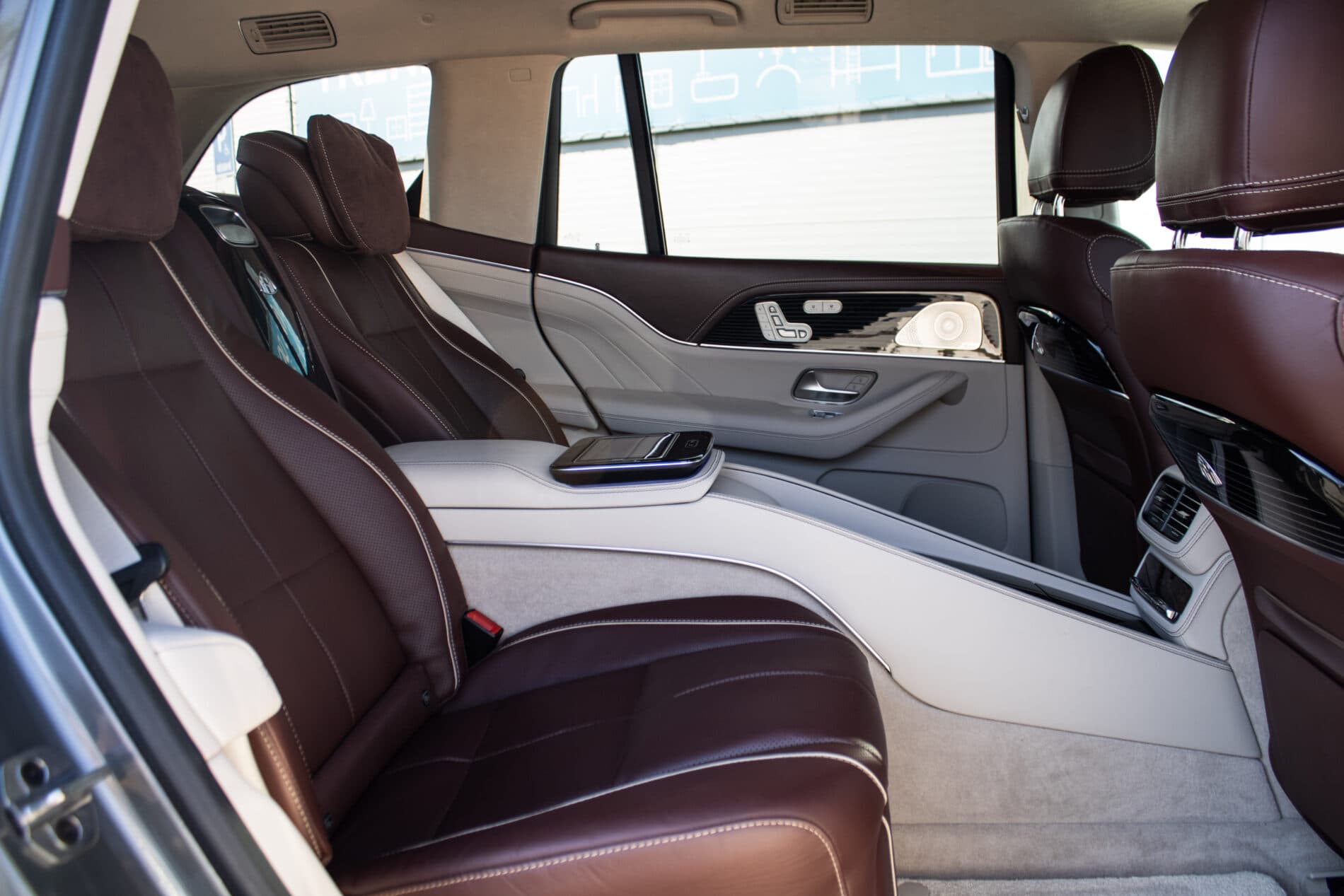 2022 Mercedes-Benz GLS Maybach, sivá suv, 42 000 km