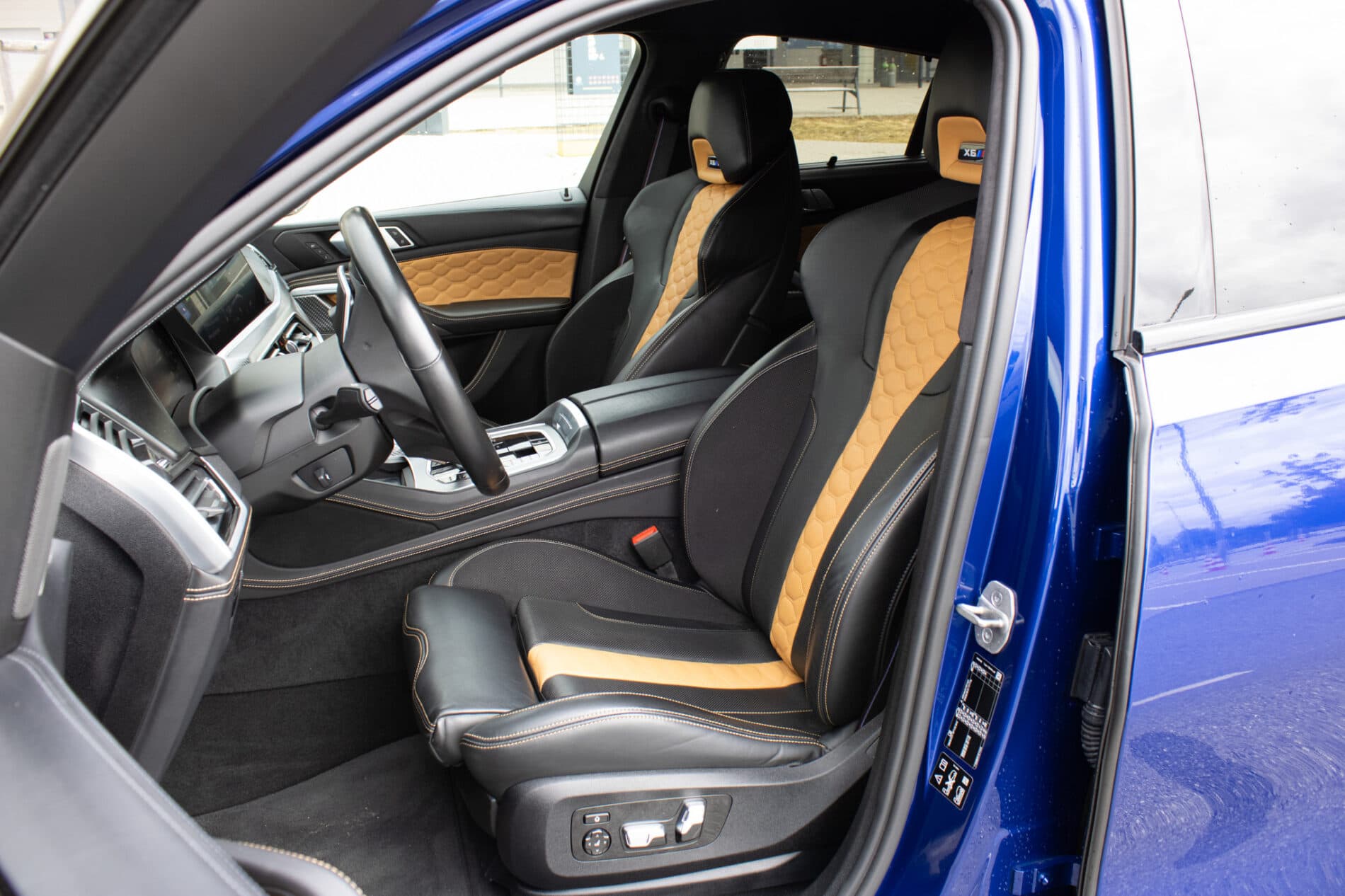 2021 BMW X6 M, modrá suv, 58 721 km