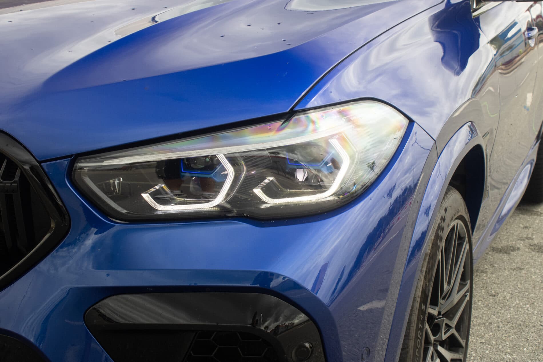 2021 BMW X6 M, modrá suv, 58 721 km