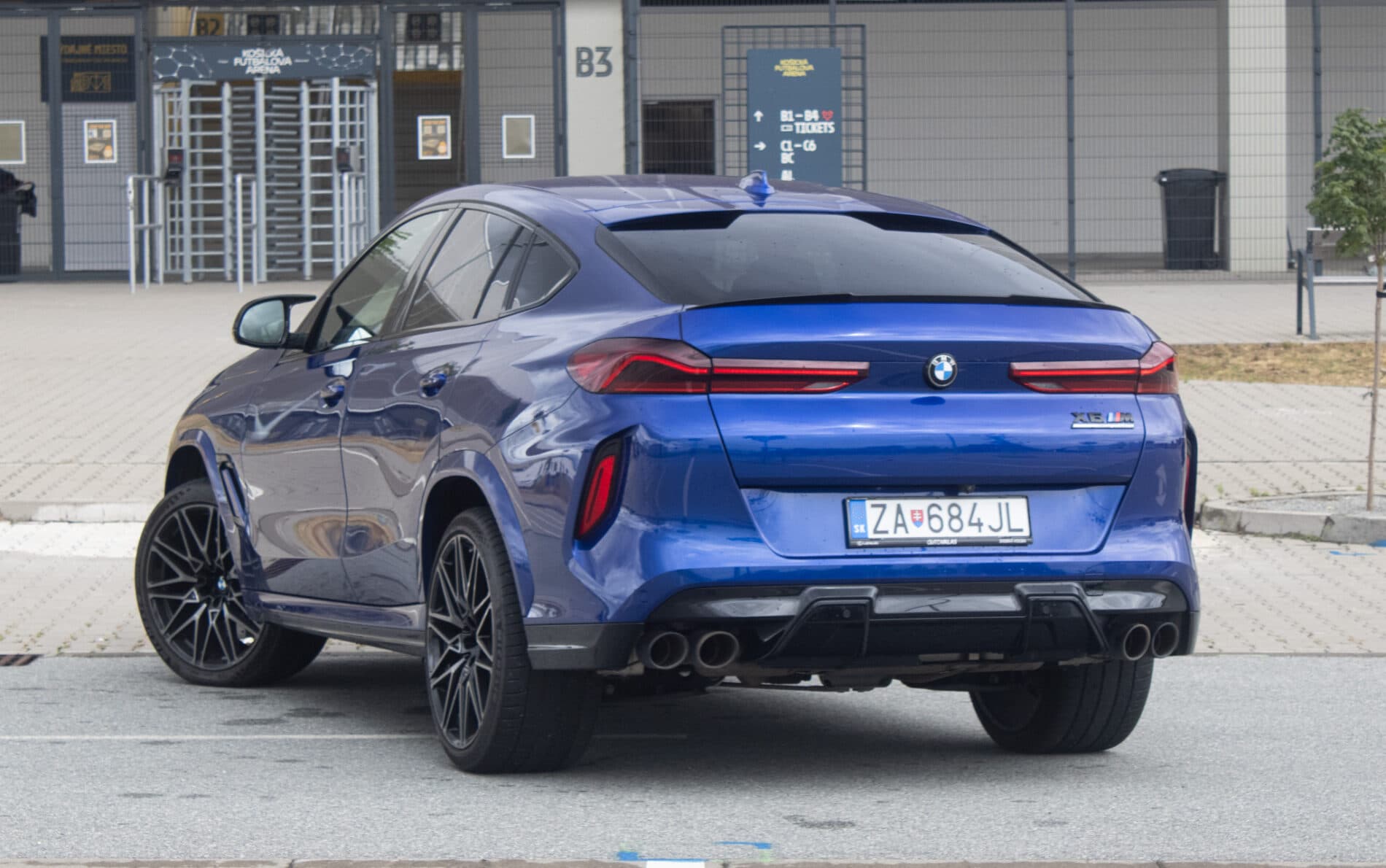 2021 BMW X6 M, modrá suv, 58 721 km