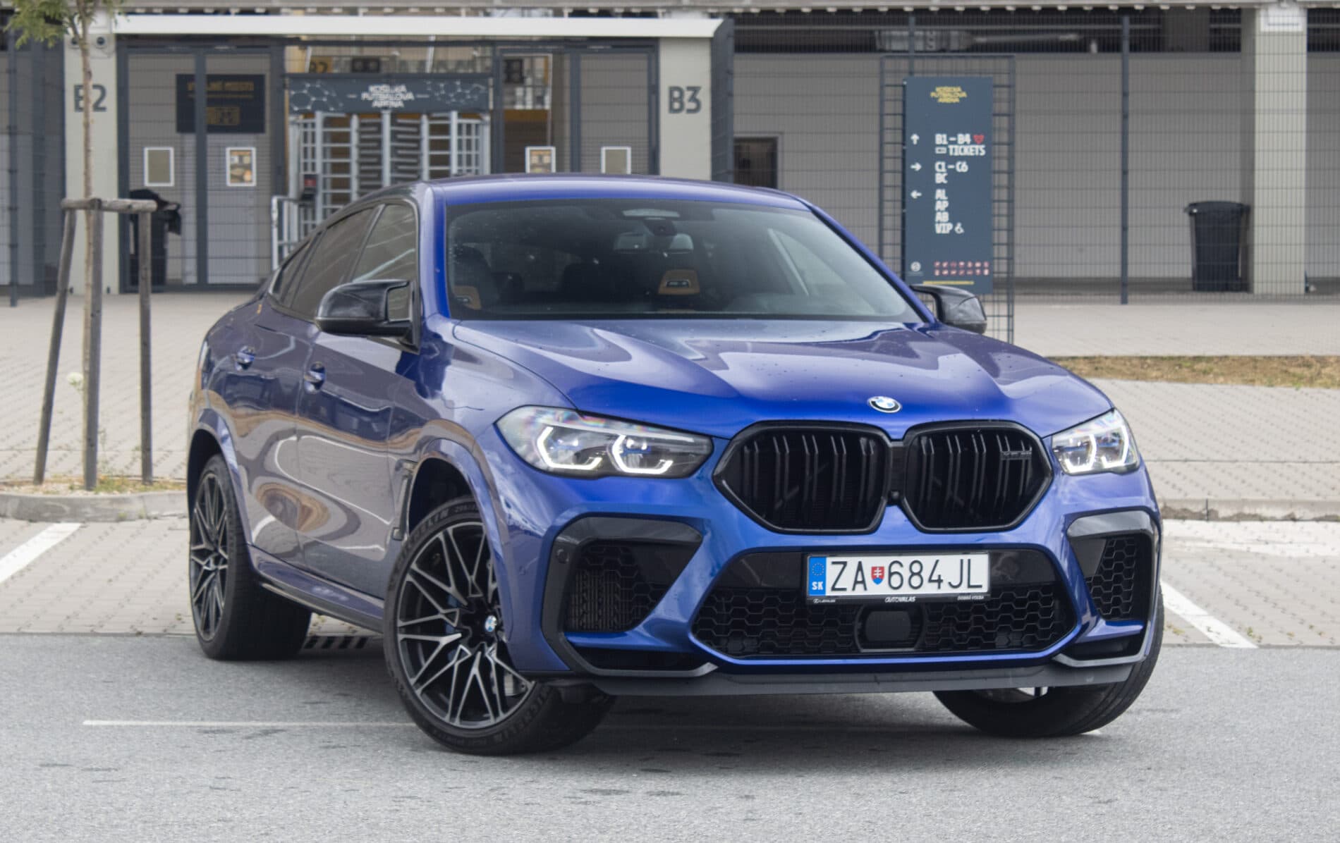 2021 BMW X6 M, modrá suv, 58 721 km