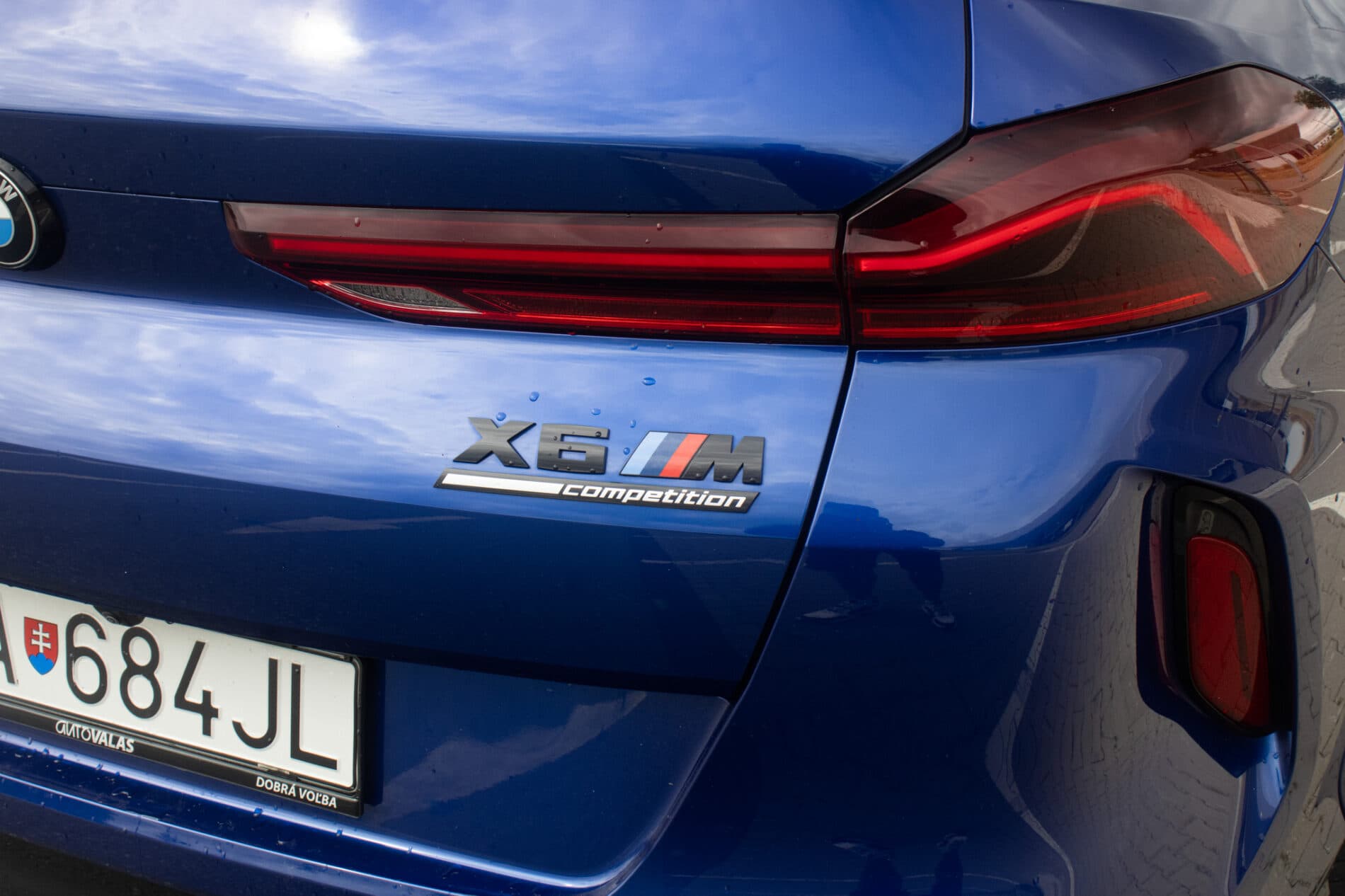 2021 BMW X6 M, modrá suv, 58 721 km