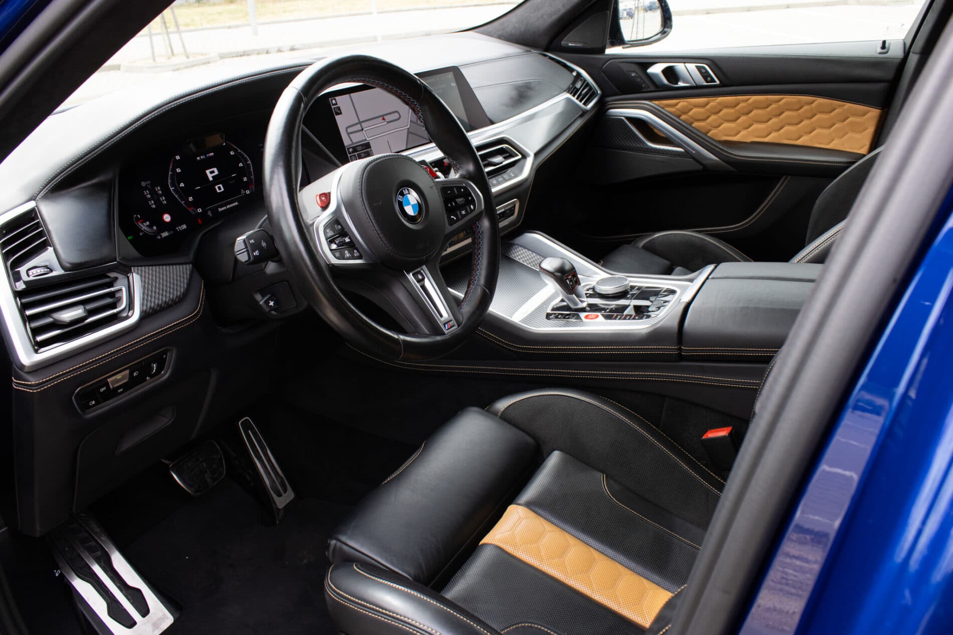 2021 BMW X6 M, modrá suv, 58 721 km