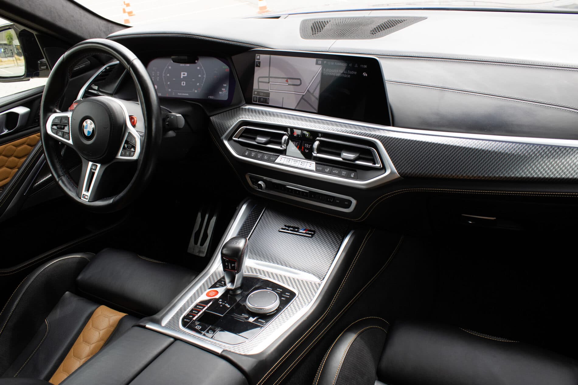 2021 BMW X6 M, modrá suv, 58 721 km