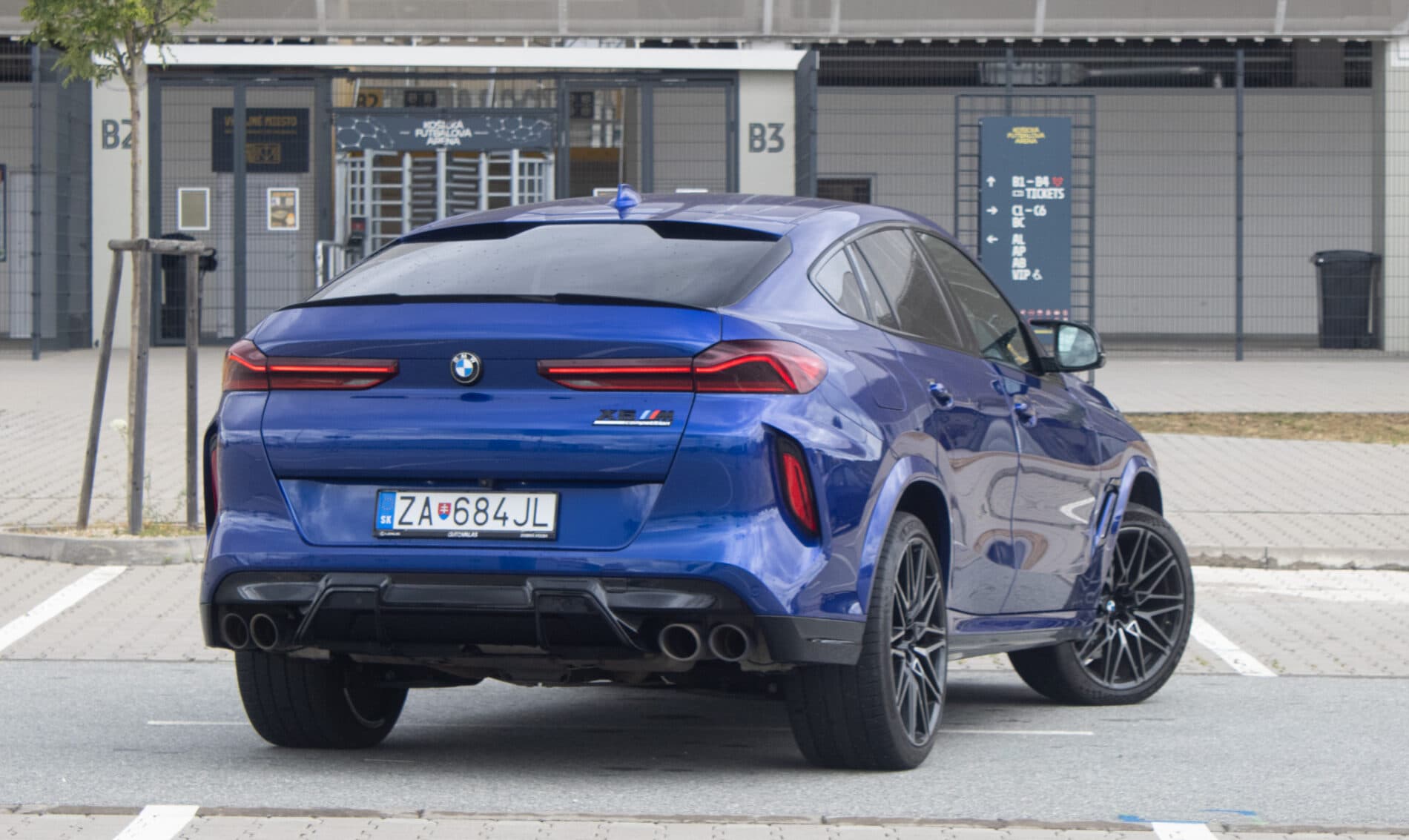 2021 BMW X6 M, modrá suv, 58 721 km