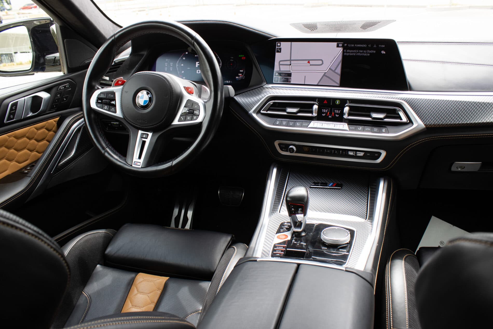 2021 BMW X6 M, modrá suv, 58 721 km
