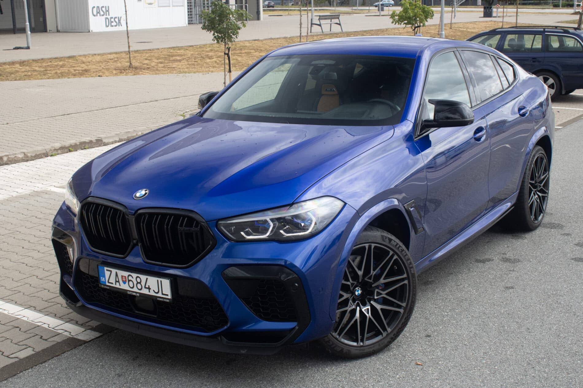 2021 BMW X6 M, modrá suv, 58 721 km