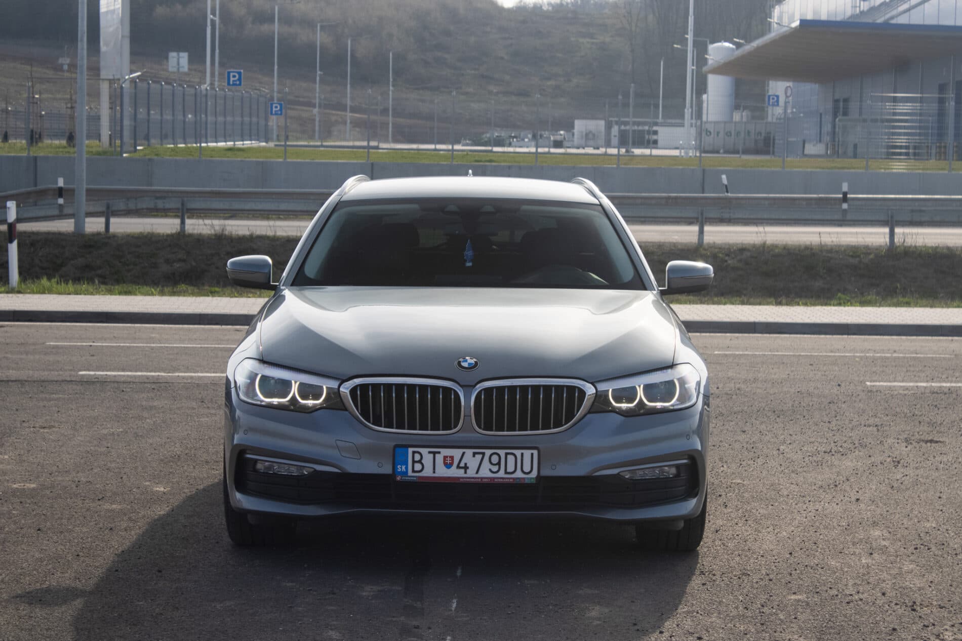 2017 BMW 530d, sivá kombi, 284 000 km
