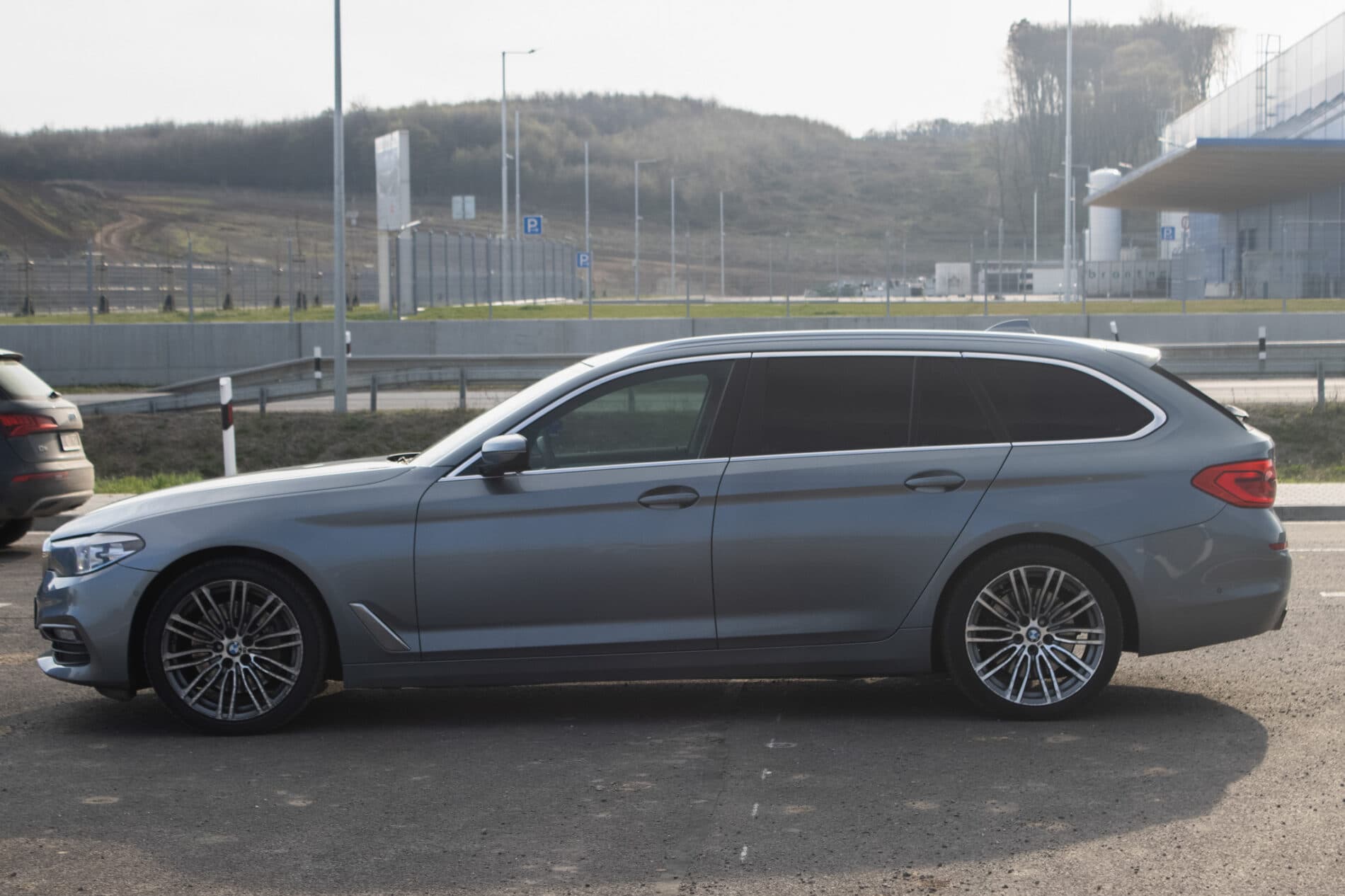 2017 BMW 530d, sivá kombi, 284 000 km