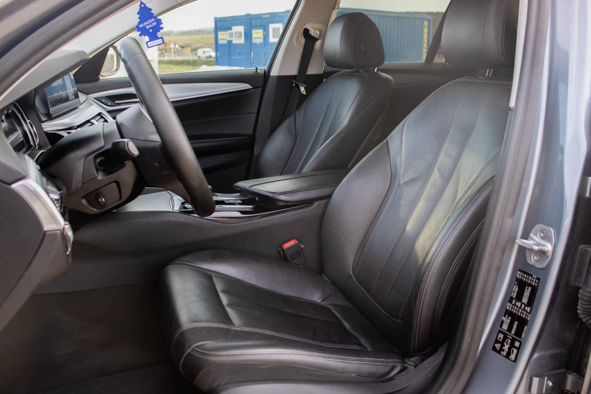 2017 BMW 530d, sivá kombi, 284 000 km