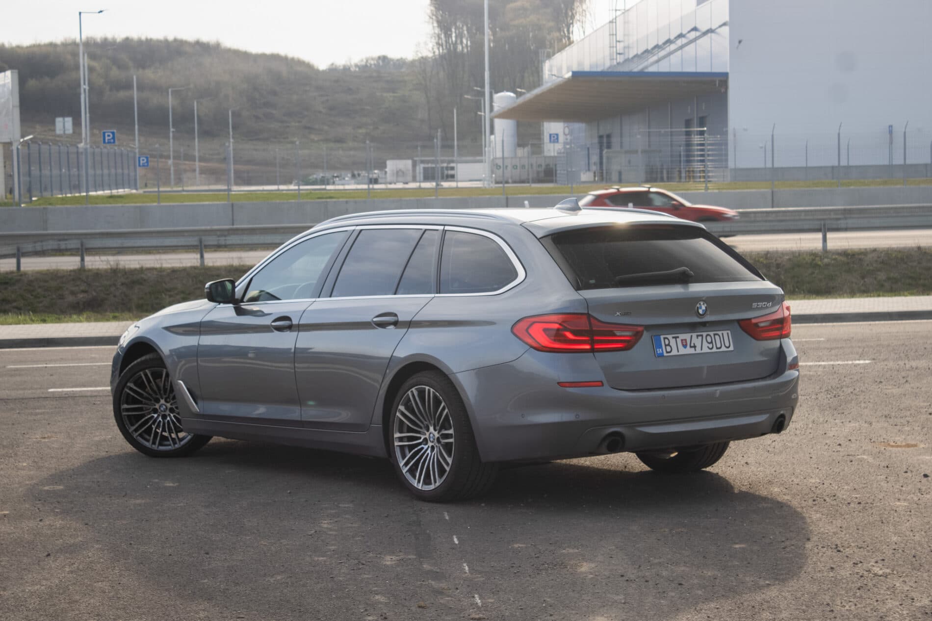 2017 BMW 530d, sivá kombi, 284 000 km