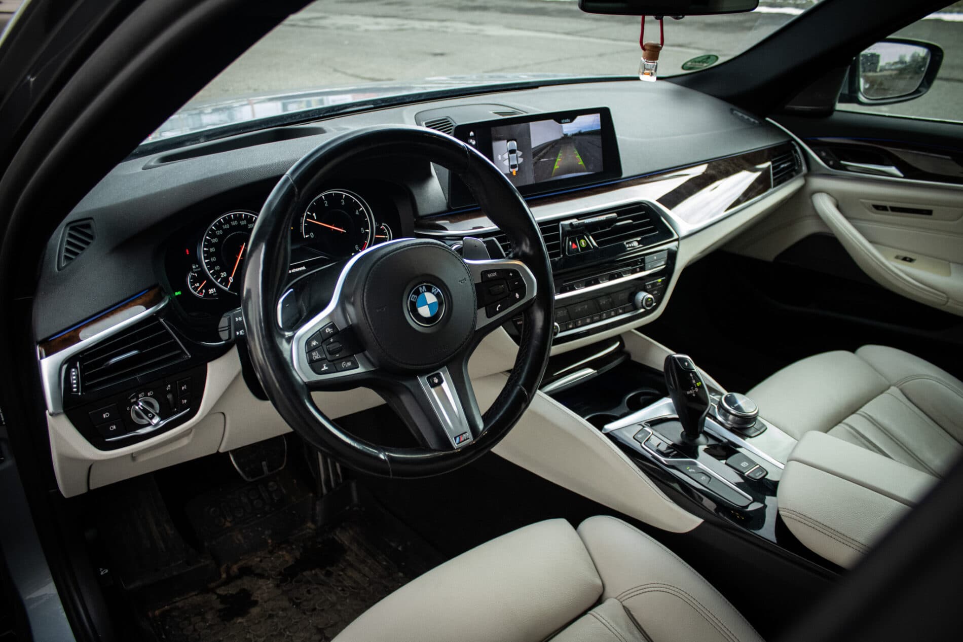 2017 BMW 540d, sivá sedan, 182 573 km