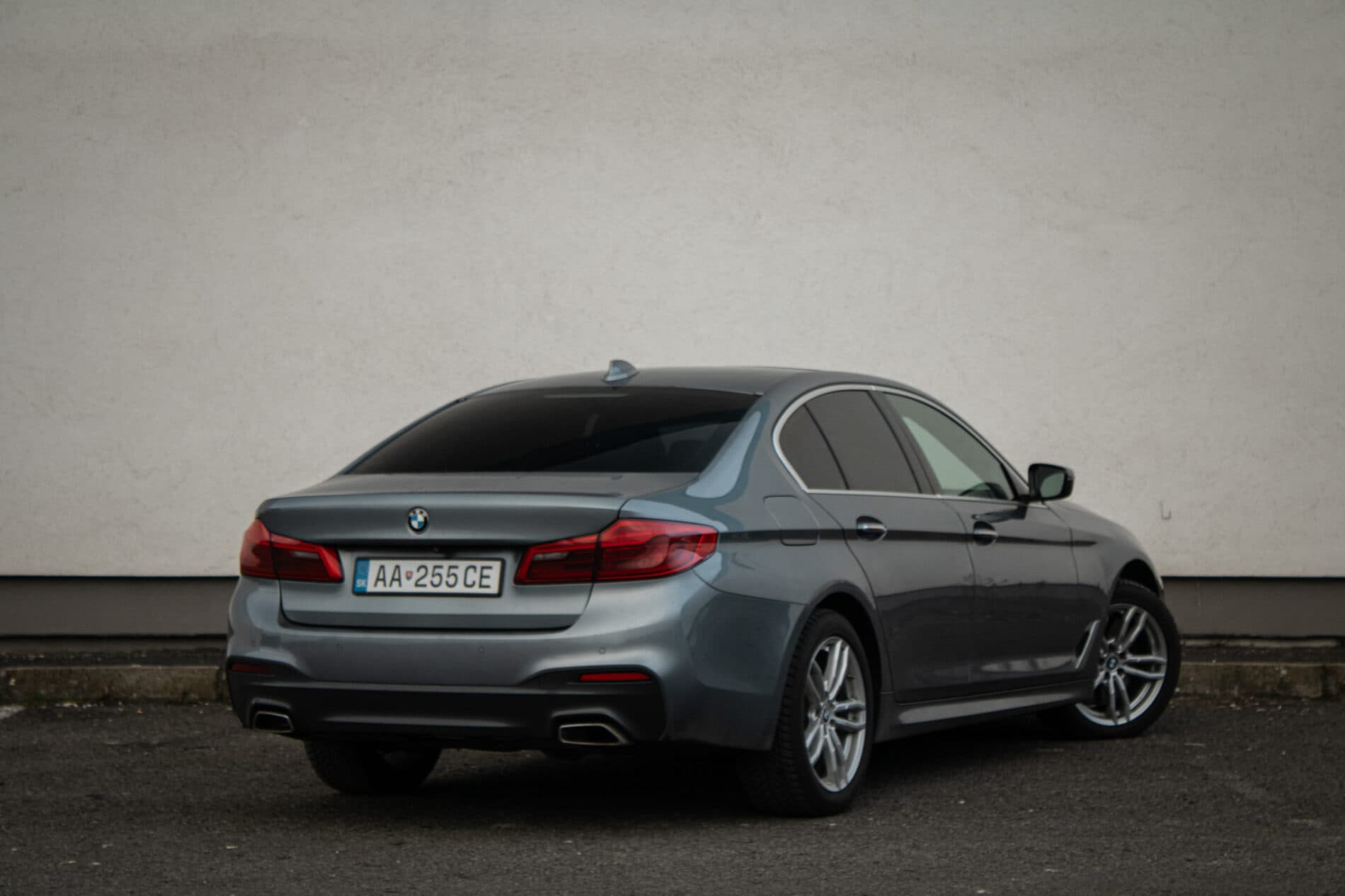 2017 BMW 540d, sivá sedan, 182 573 km