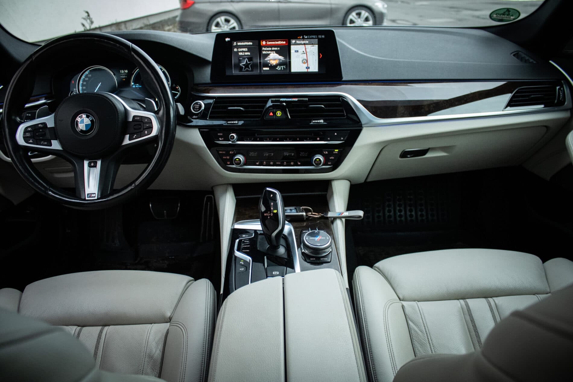 2017 BMW 540d, sivá sedan, 182 573 km