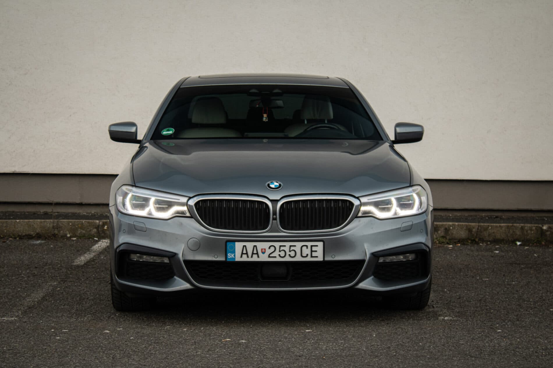 2017 BMW 540d, sivá sedan, 182 573 km